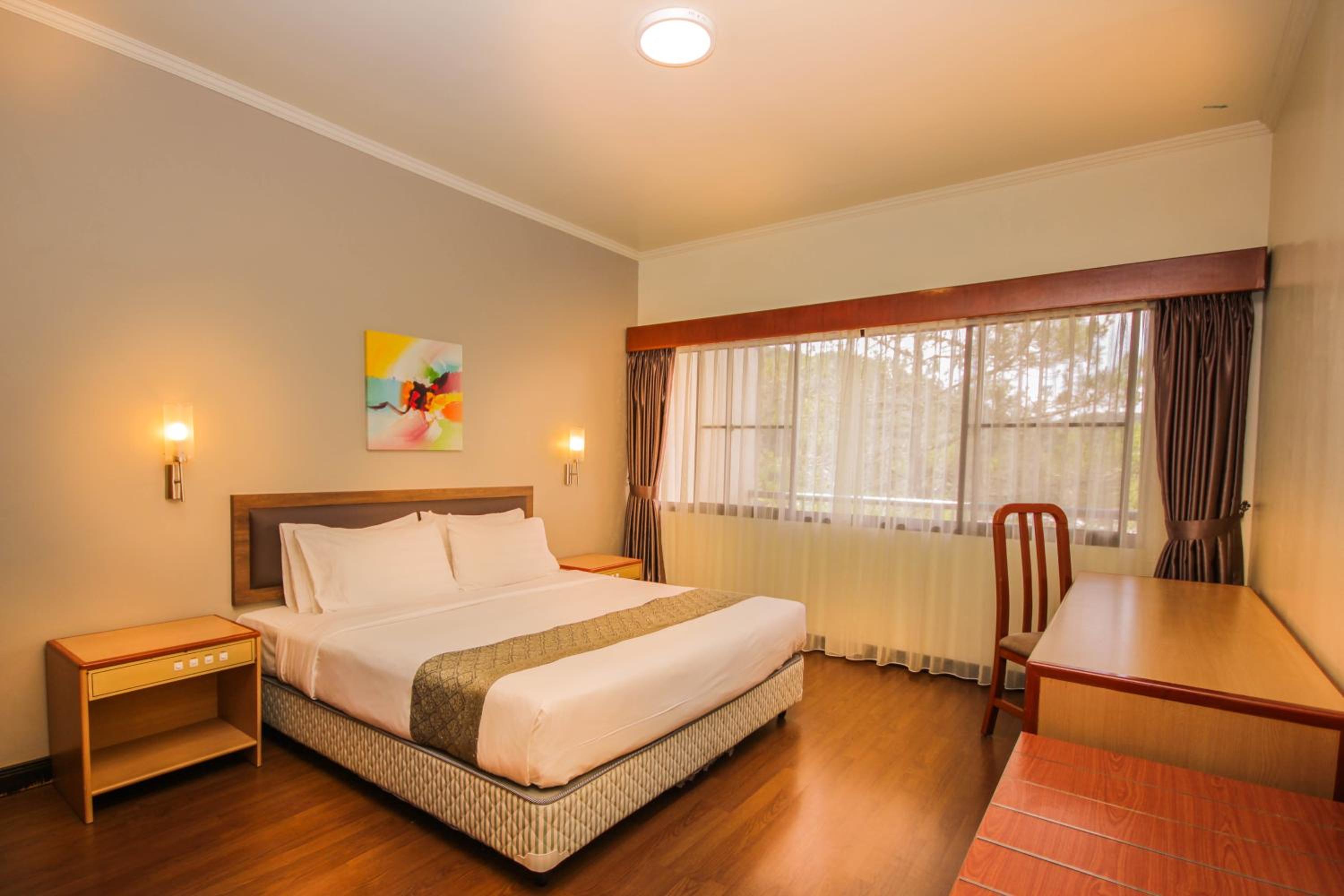 One-Bedroom Apartment - Photo 2