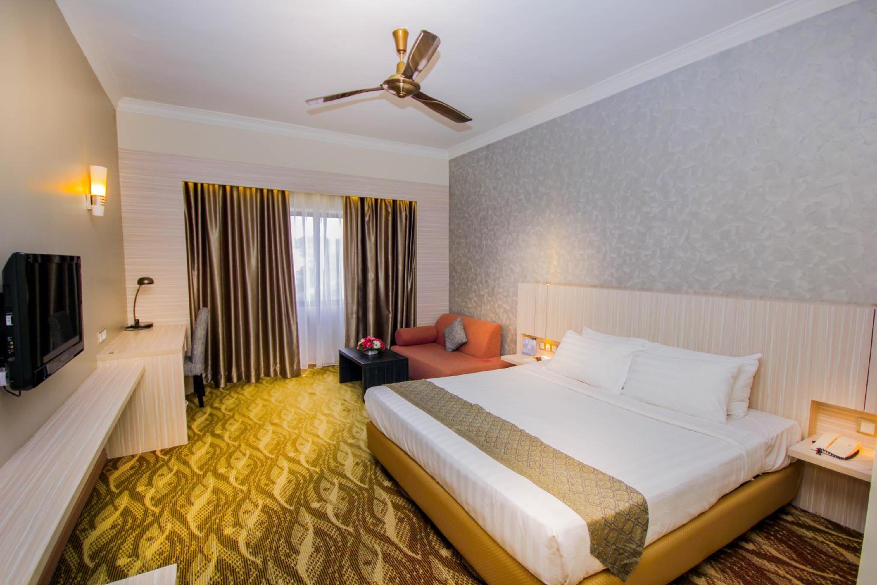 Deluxe King Room - Photo 3