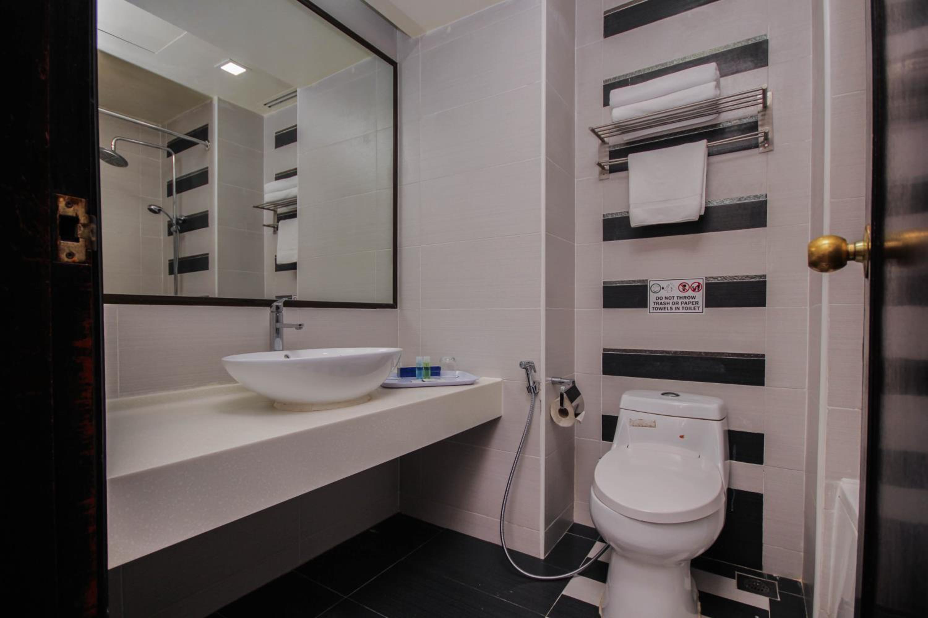 Deluxe King Room - Photo 4