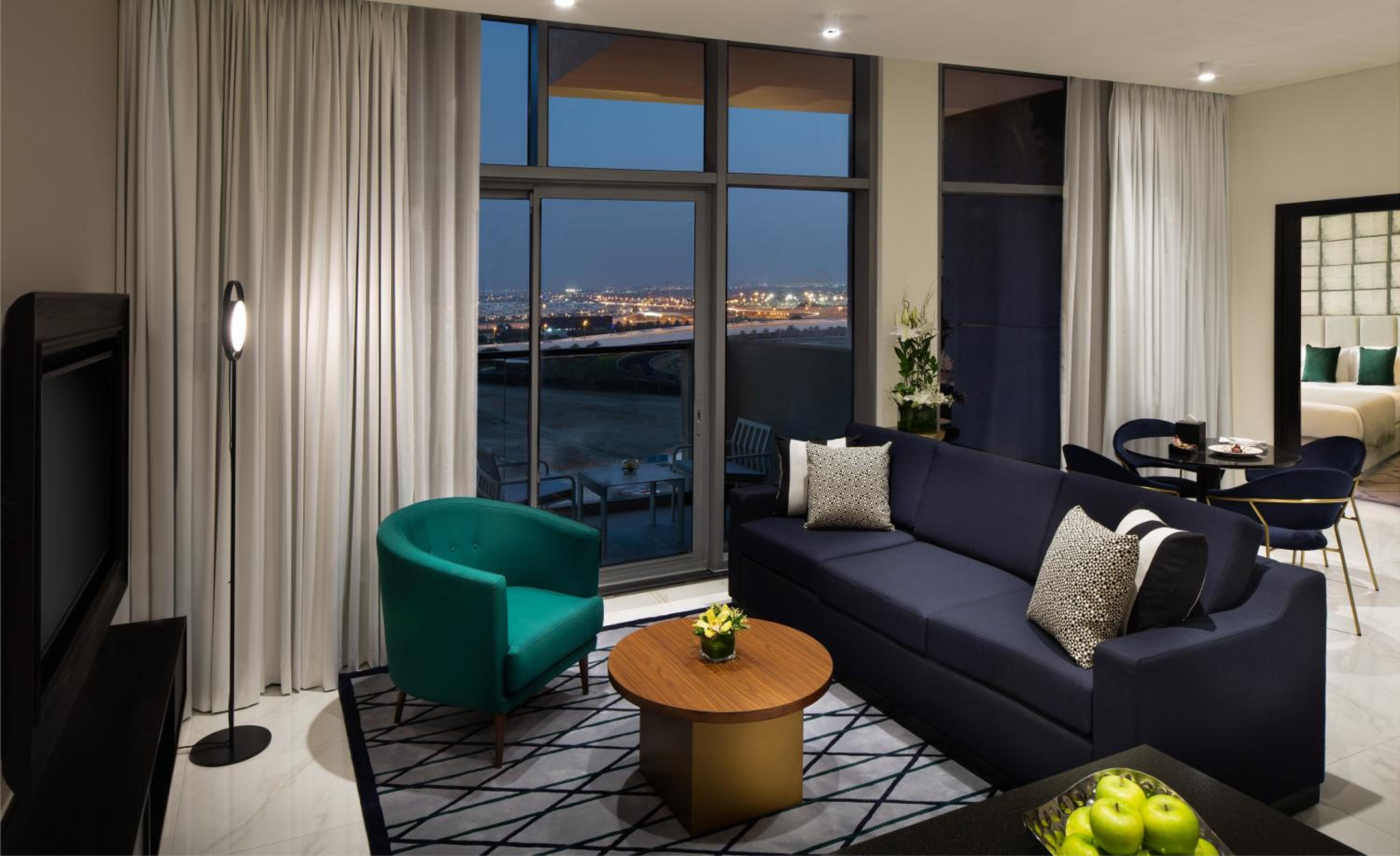 Premium One-Bedroom Apartment with Free Beach and Mall Shuttle