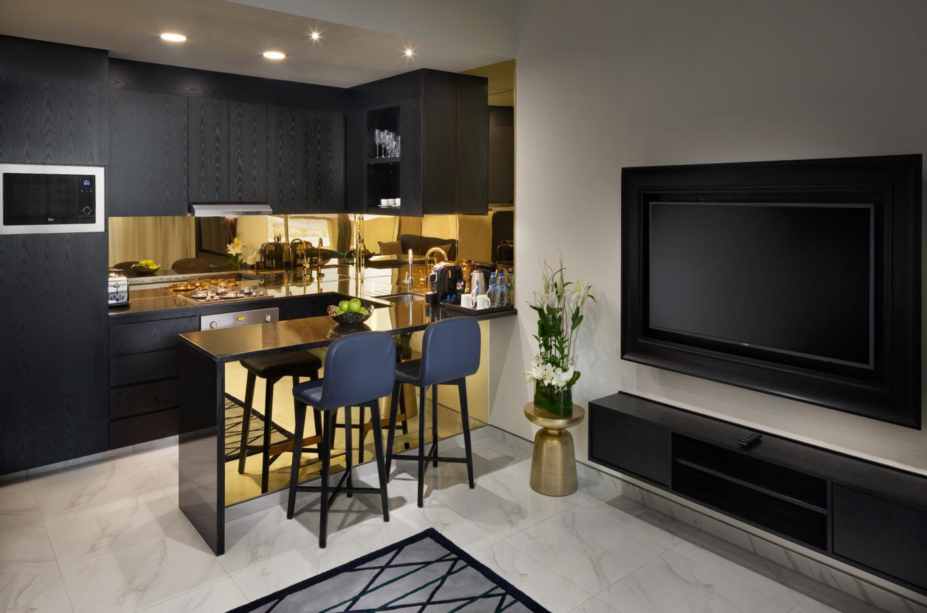 Premium One-Bedroom Apartment with Free Beach and Mall Shuttle