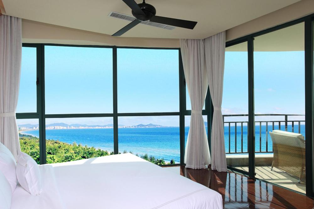 Two-Bedroom Family Suite with Panoramic Ocean View photo 2