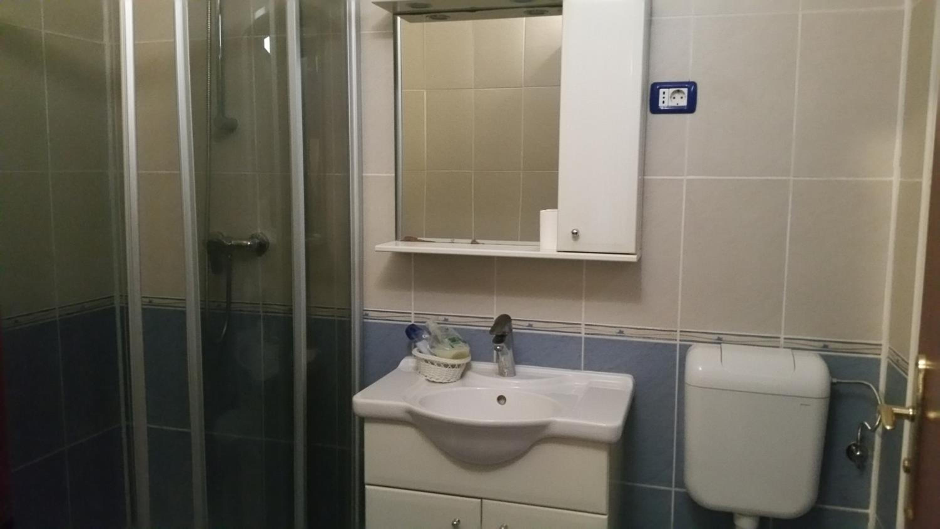 Standard Double Room - Photo 10