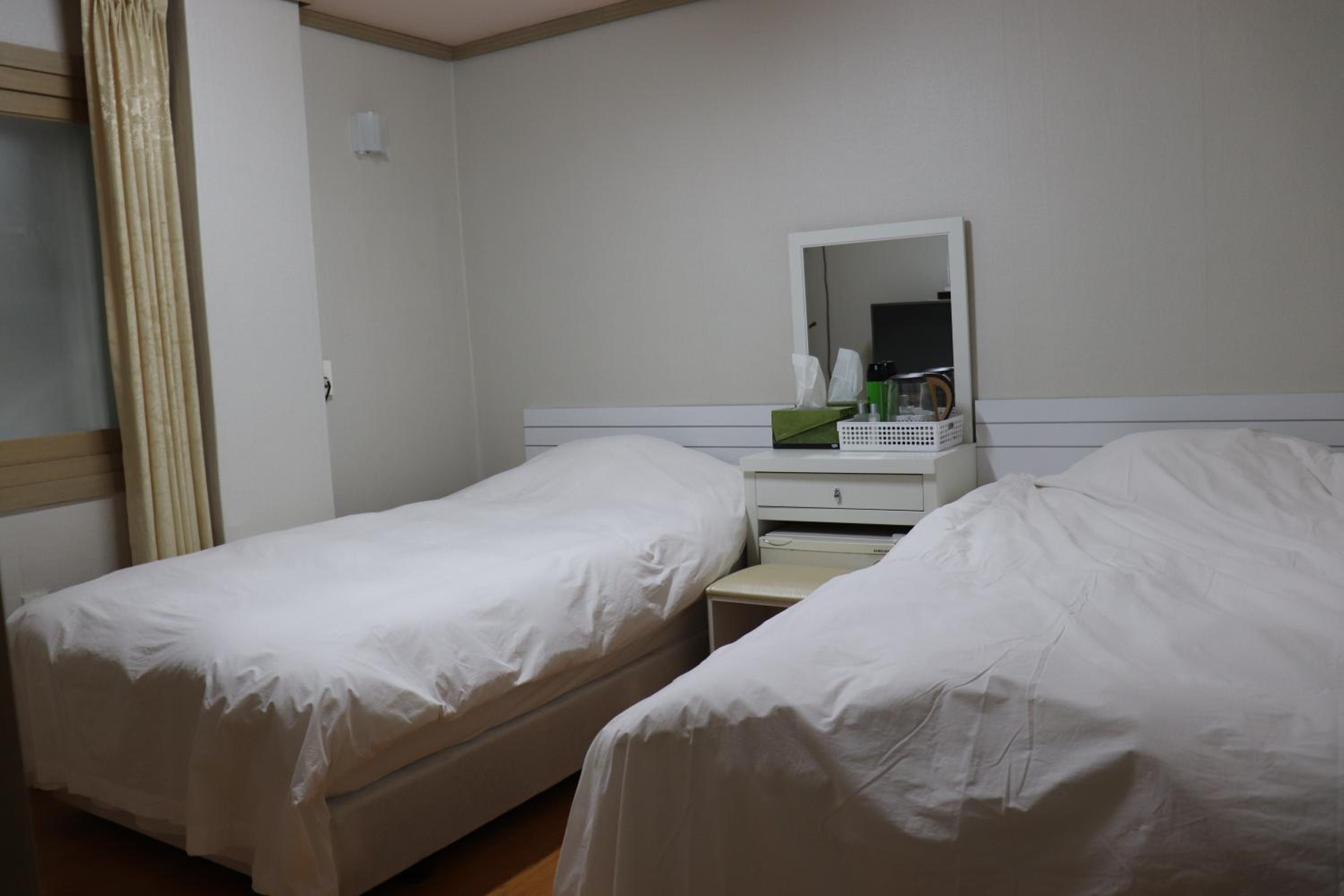 Standard Twin Room - Photo 1