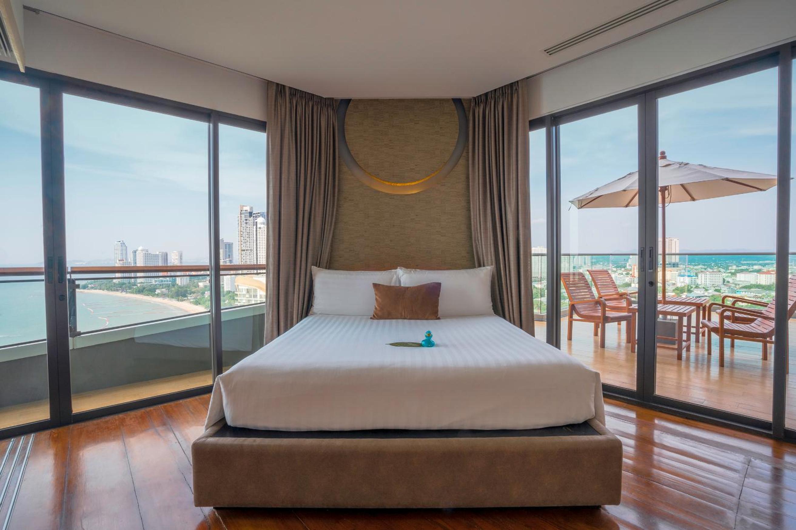 Duplex Terrace Suite with Club Benefits with Sea View thumbnail 6