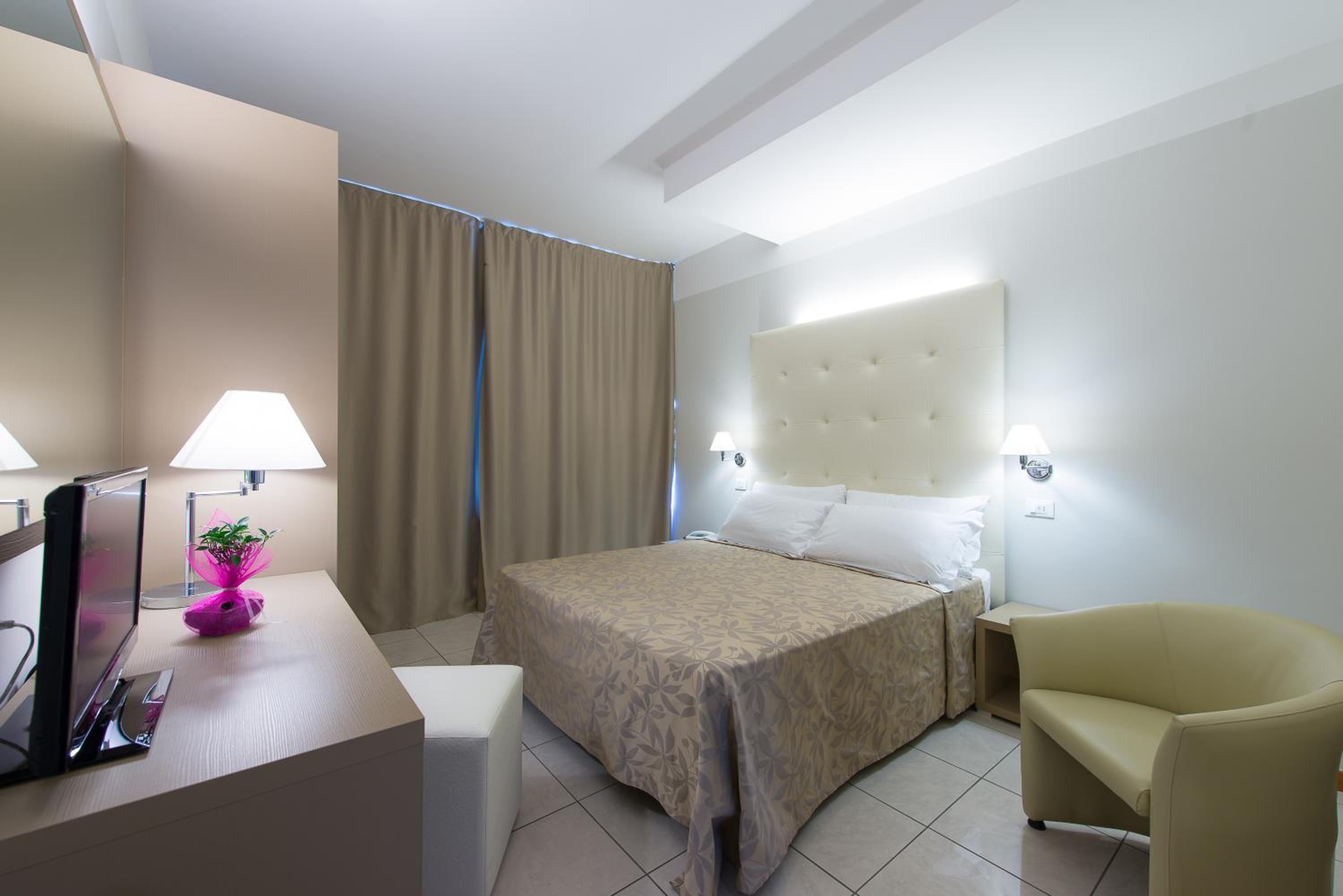Double or Twin Room - Photo 10