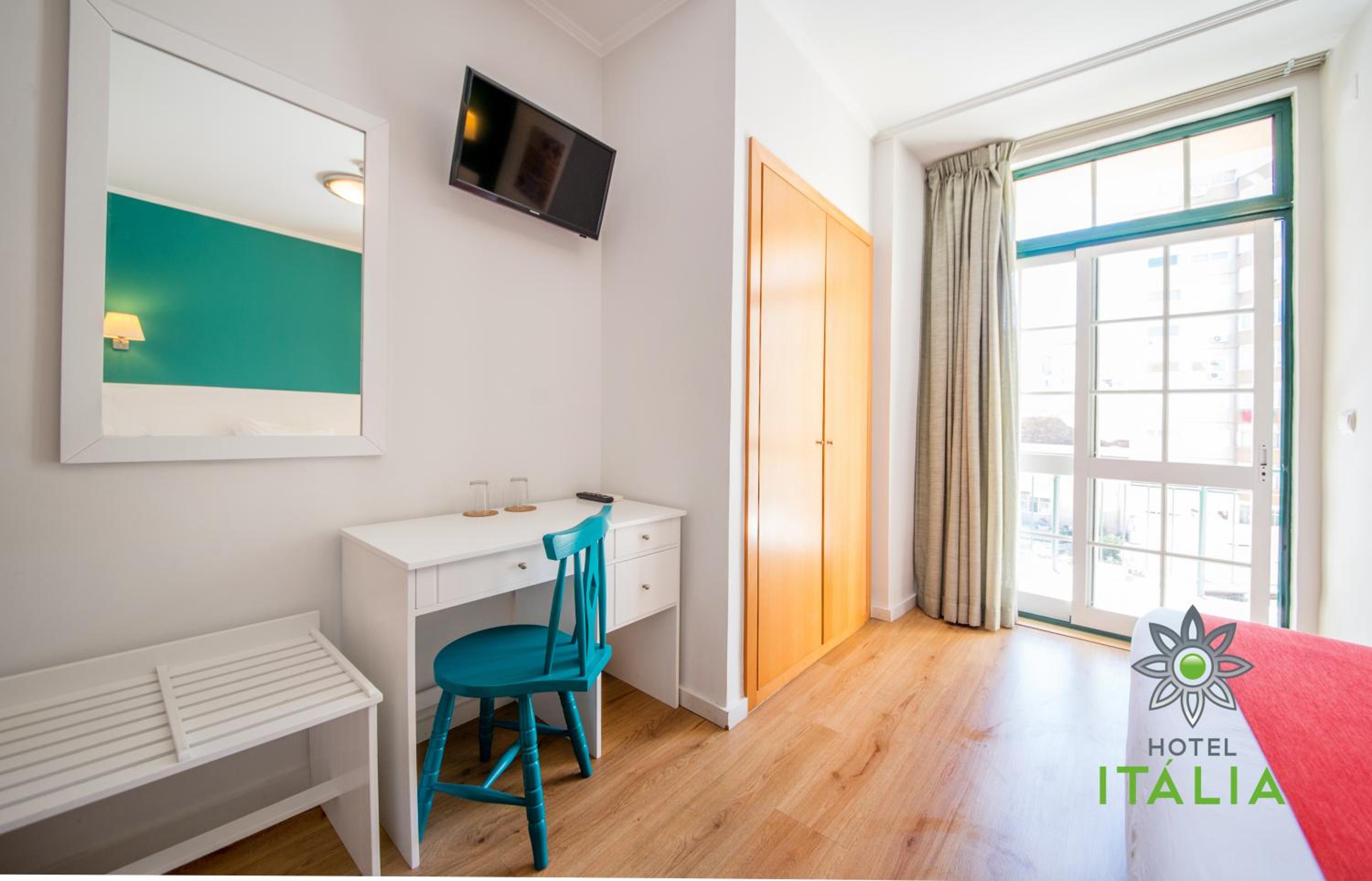 Double Room with Balcony - Photo 3