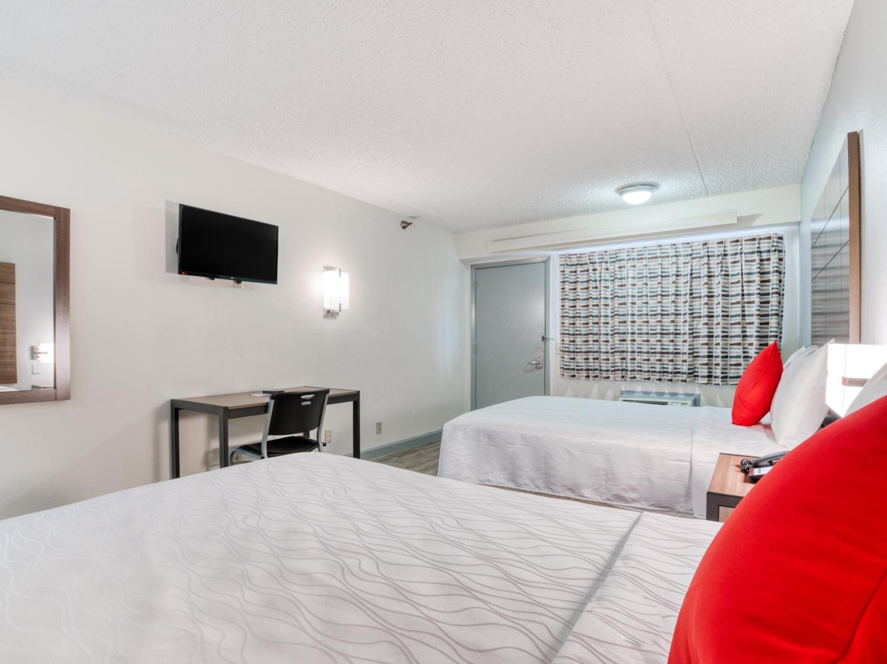 Standard Queen Room with Two Queen Beds photo 2