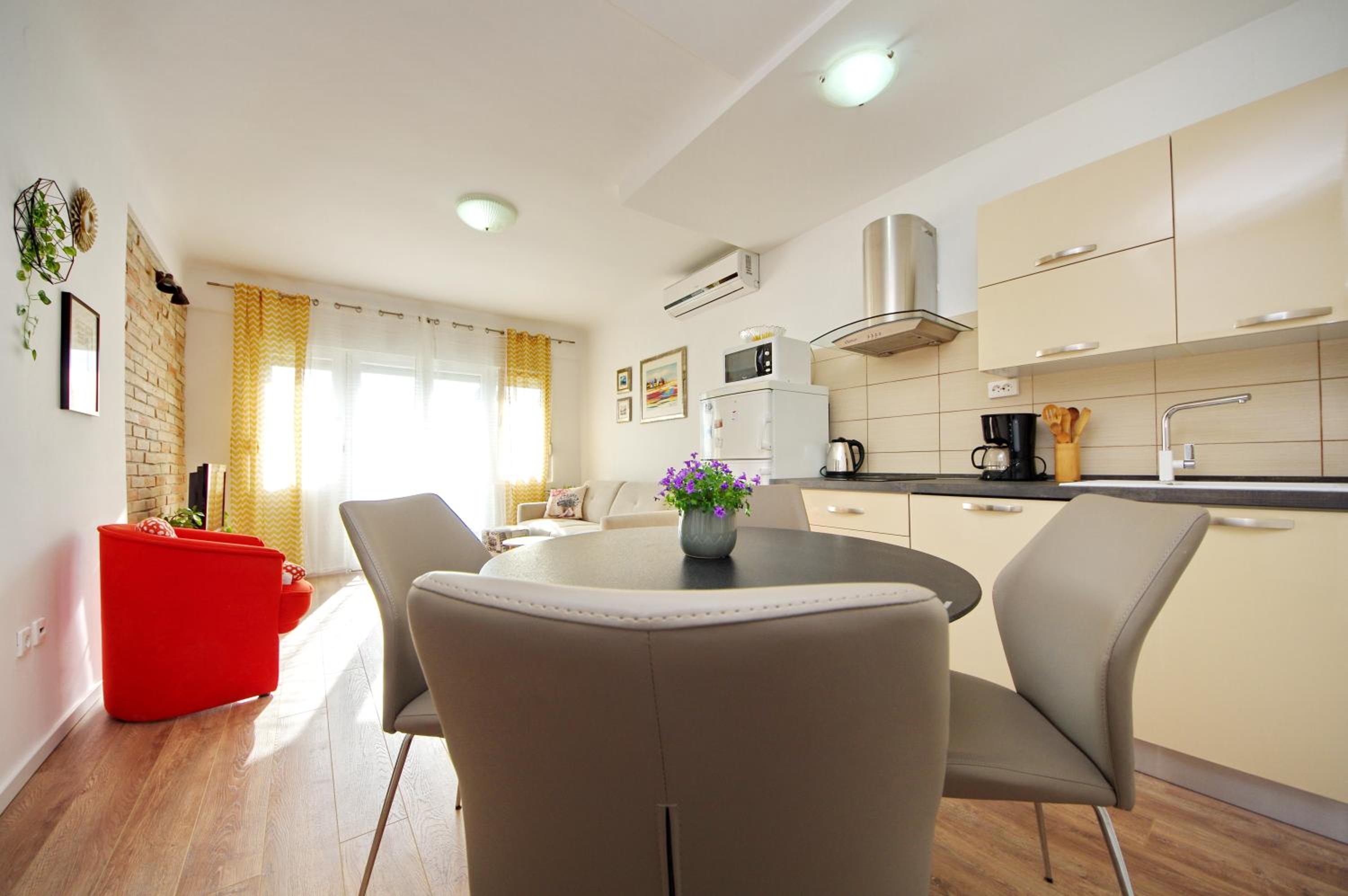 Apartment with Balcony - Photo 4