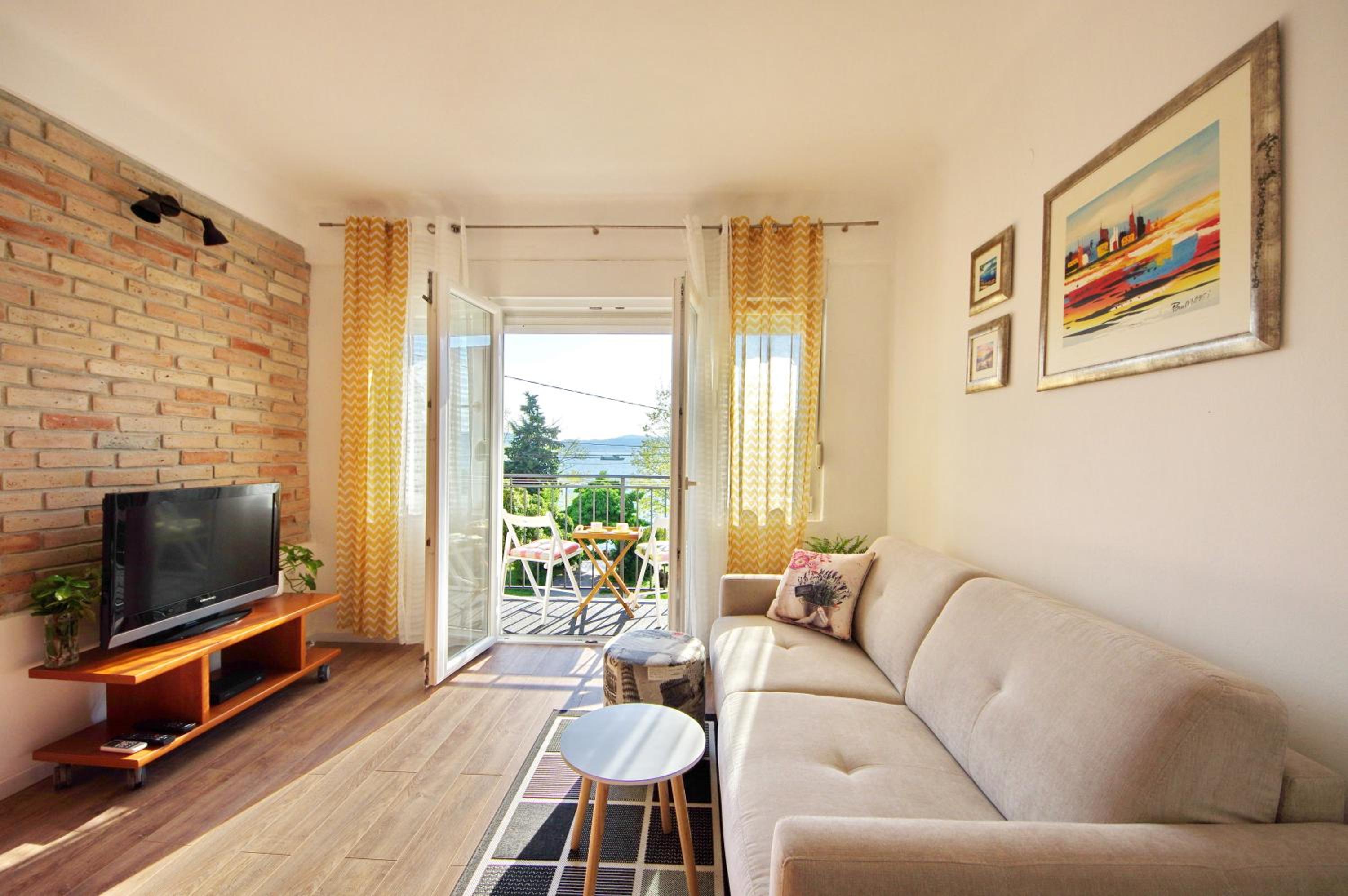 Apartment with Balcony - Photo 35