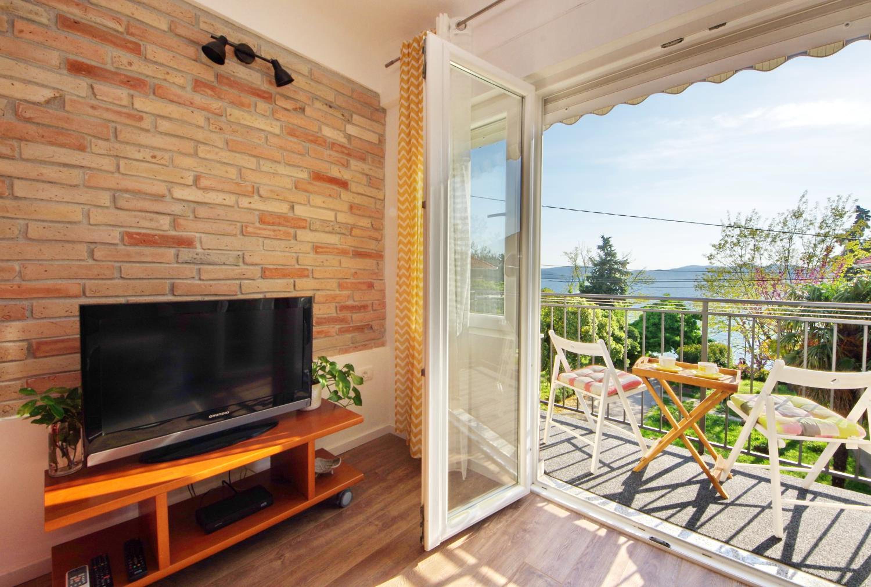 Apartment with Balcony - Photo 8