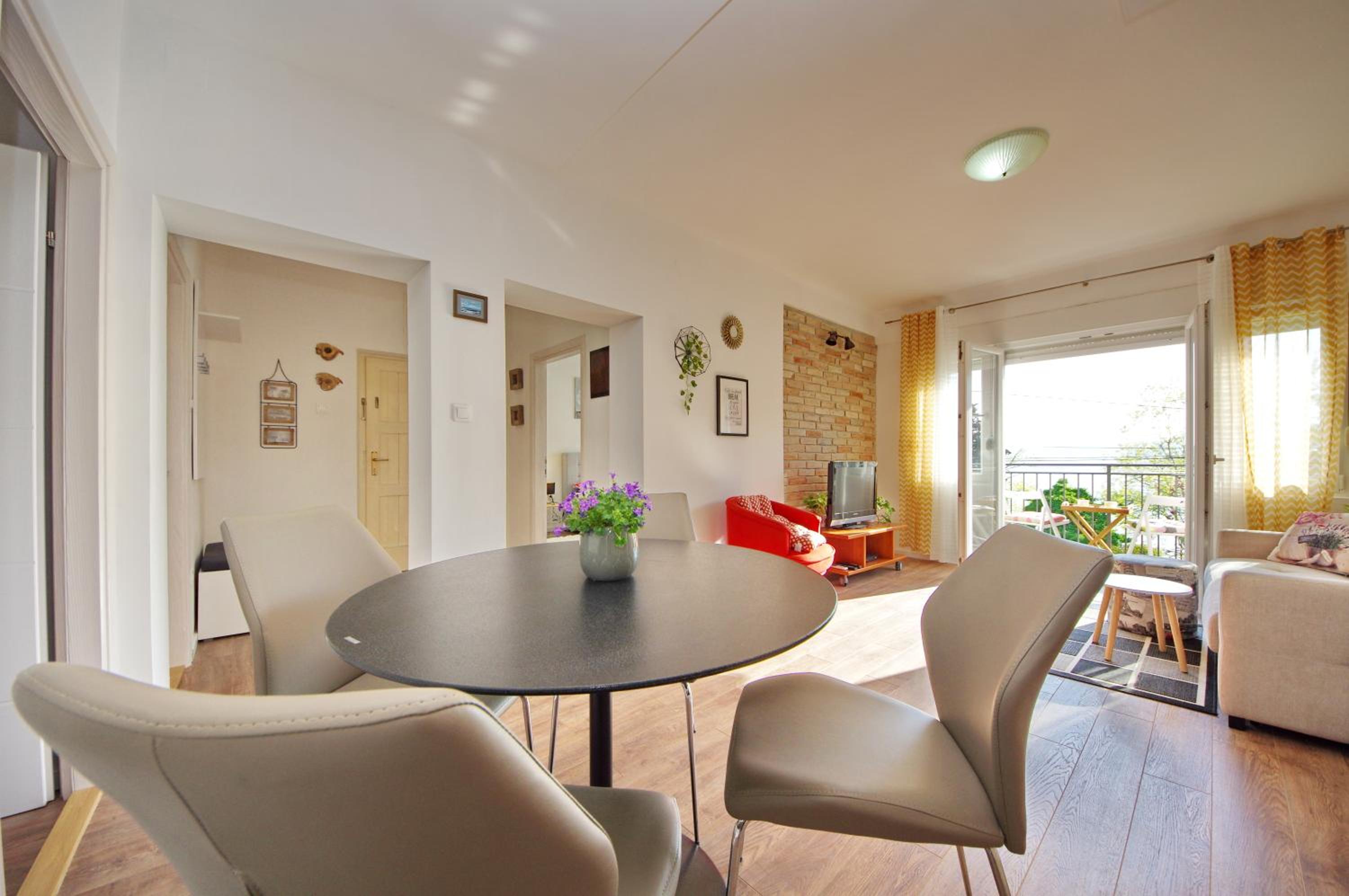 Apartment with Balcony - Photo 2