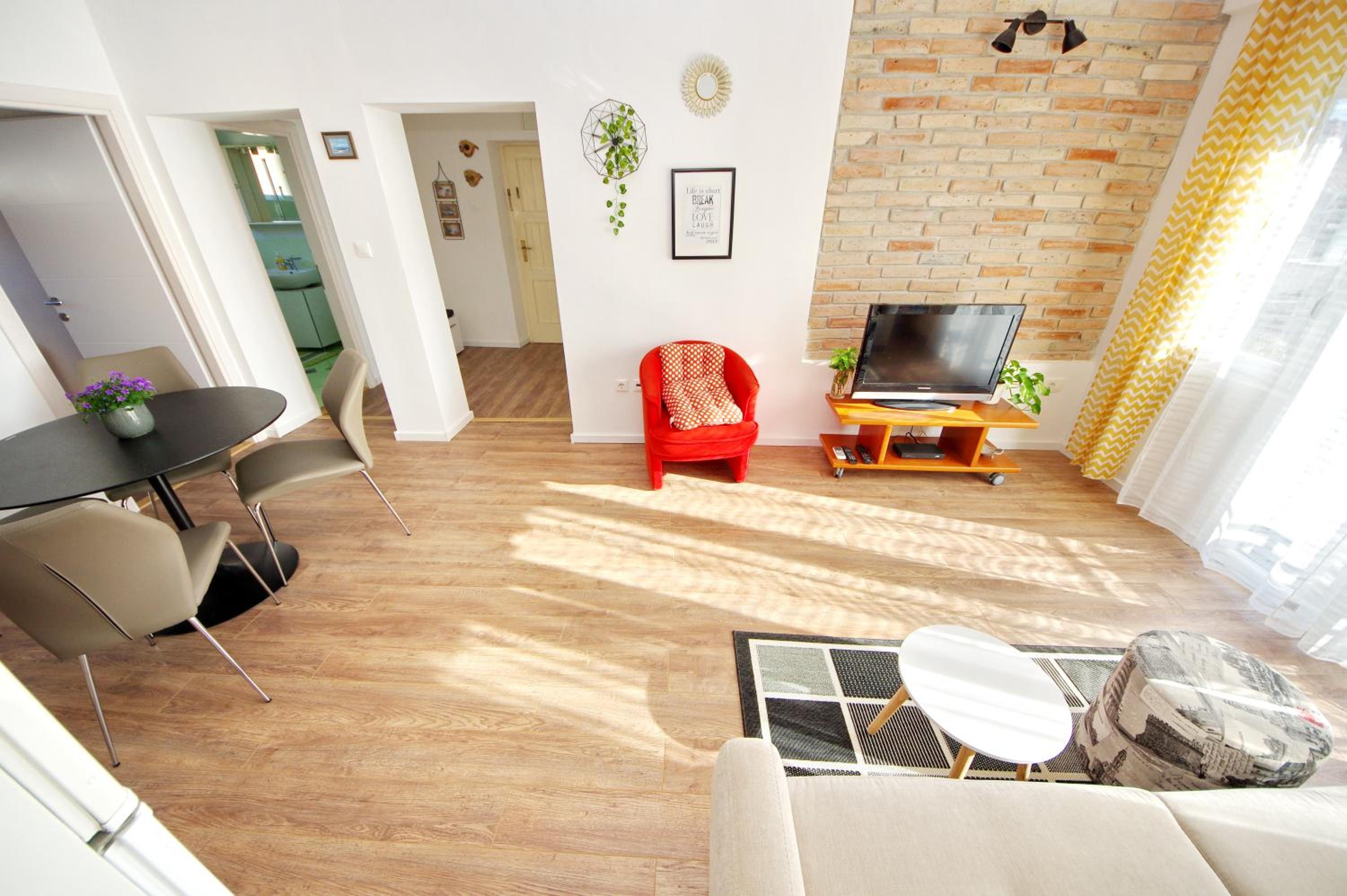Apartment with Balcony - Photo 11