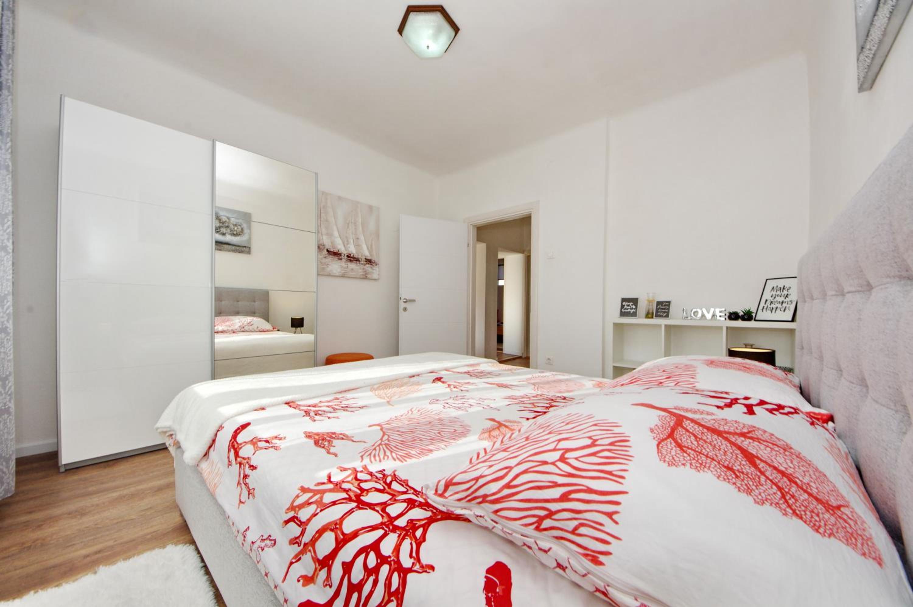Apartment with Balcony - Photo 15