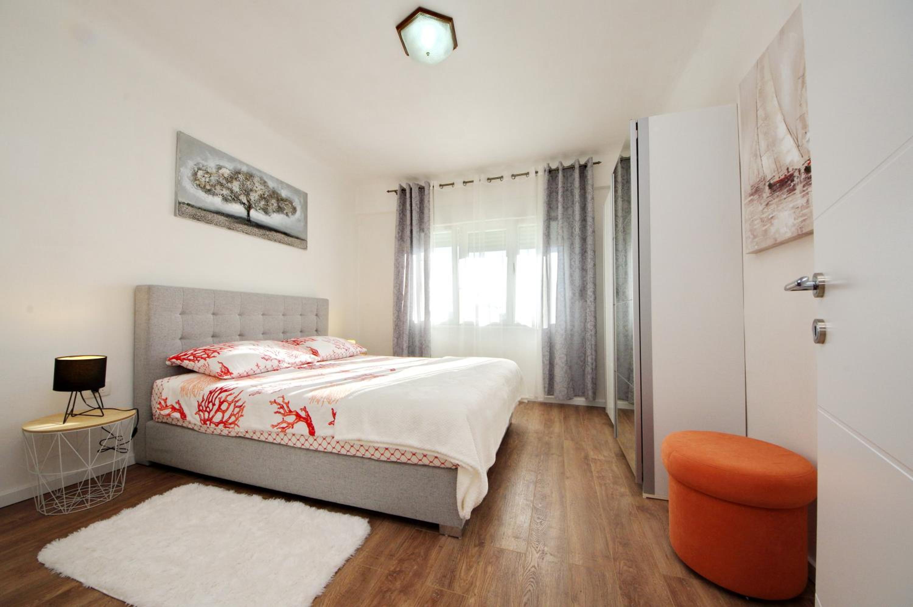 Apartment with Balcony - Photo 14