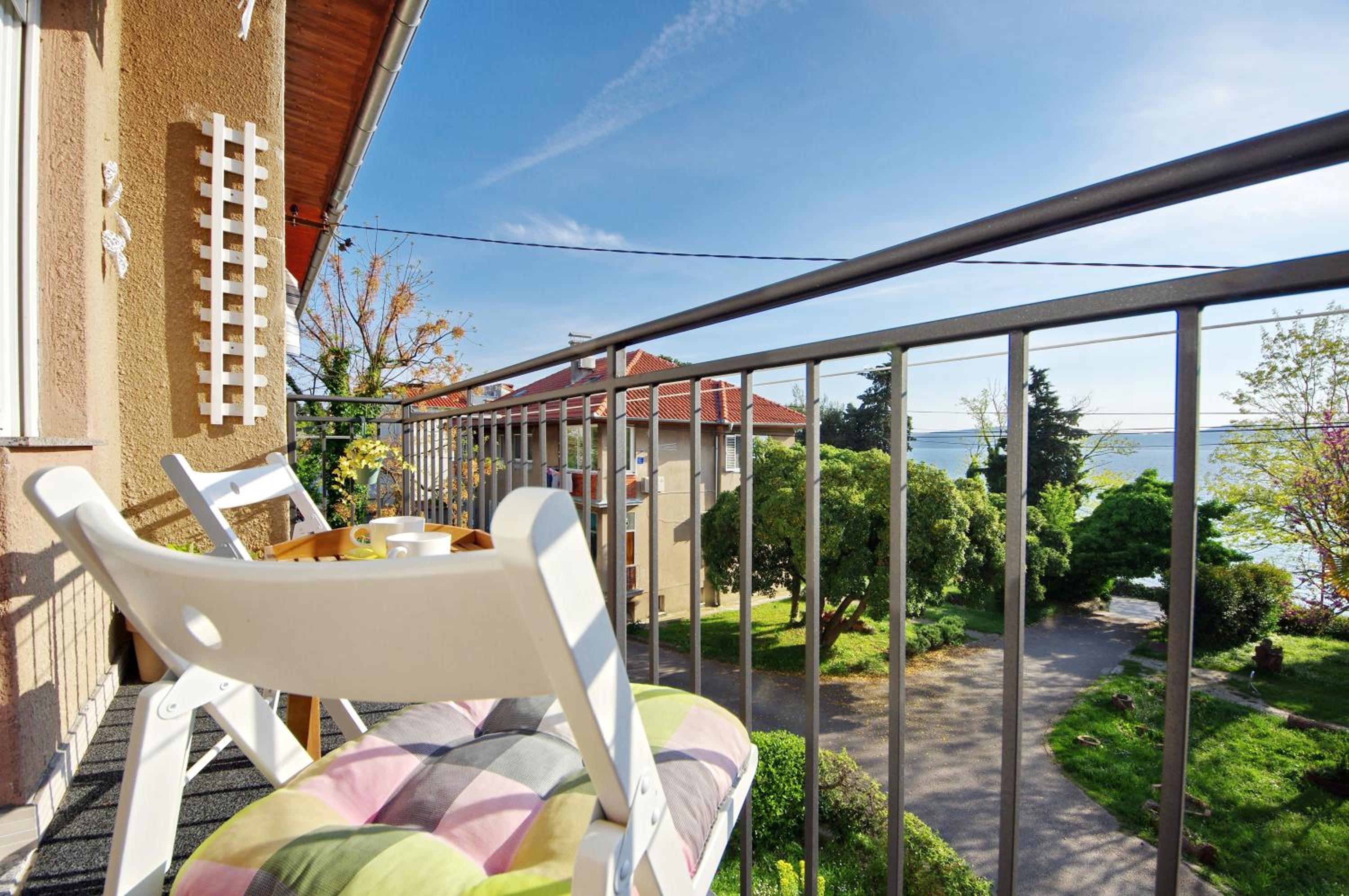Apartment with Balcony - Photo 9