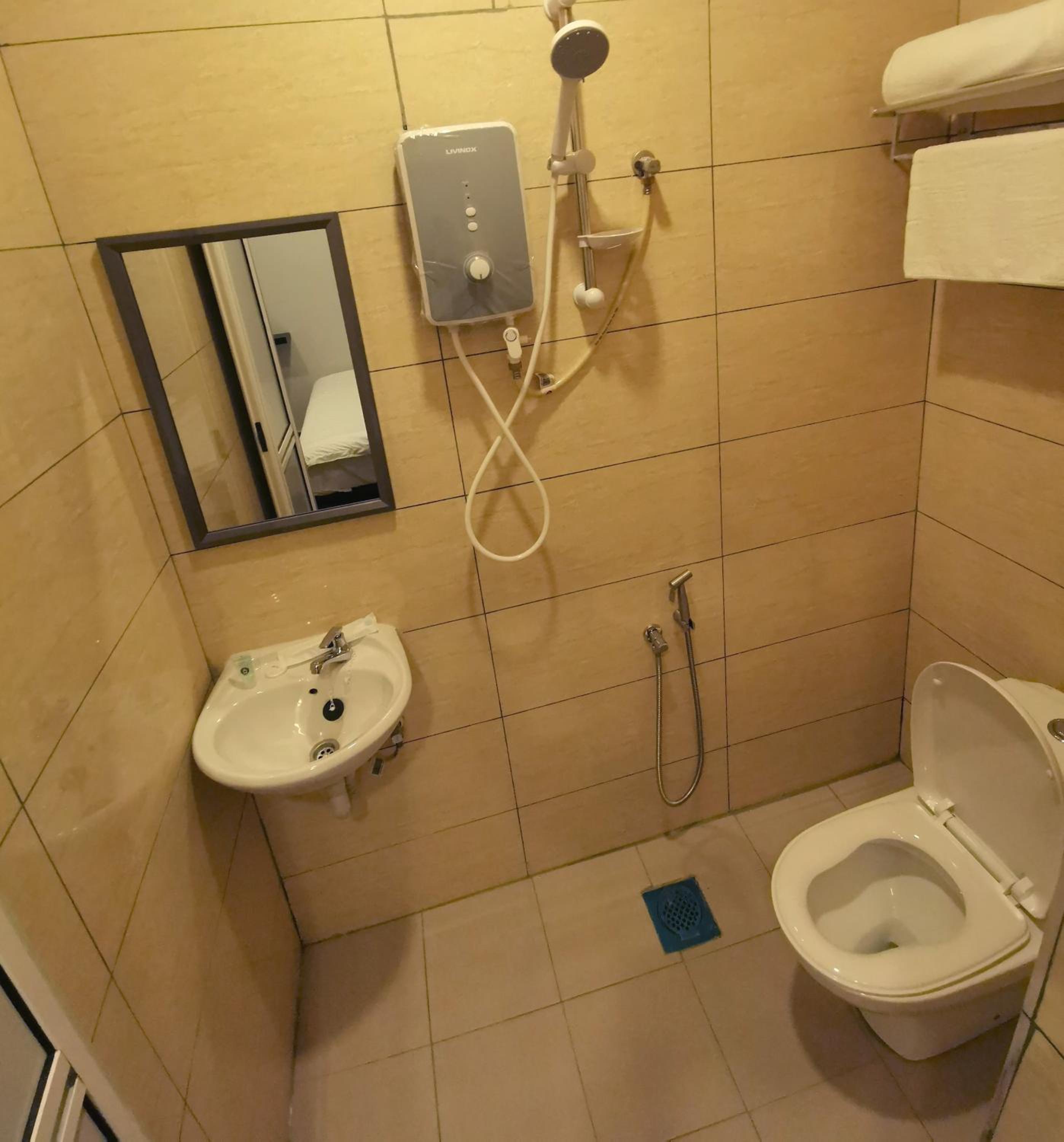 Standard Queen Room - Photo 4