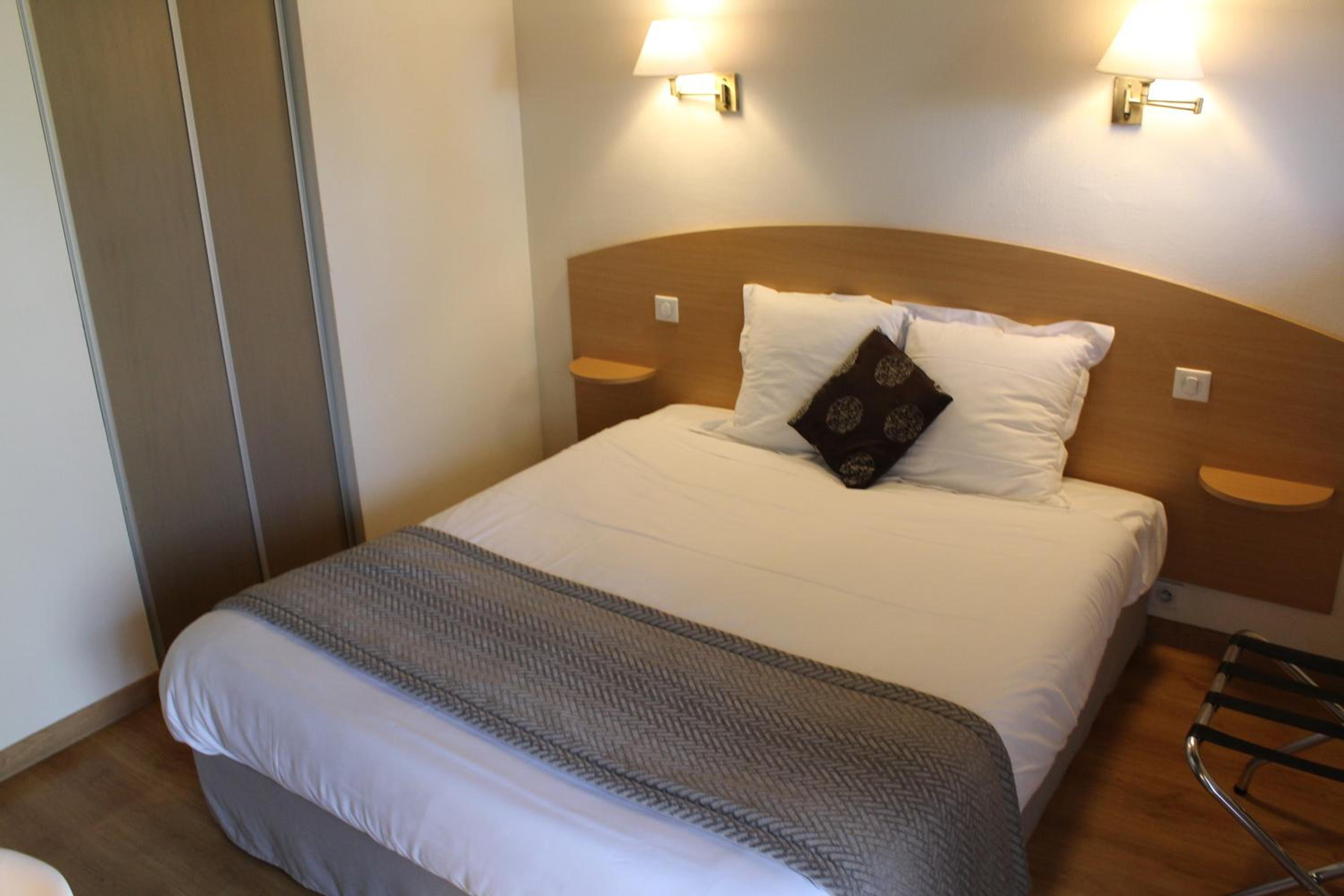 Standard Double Room - Photo 9