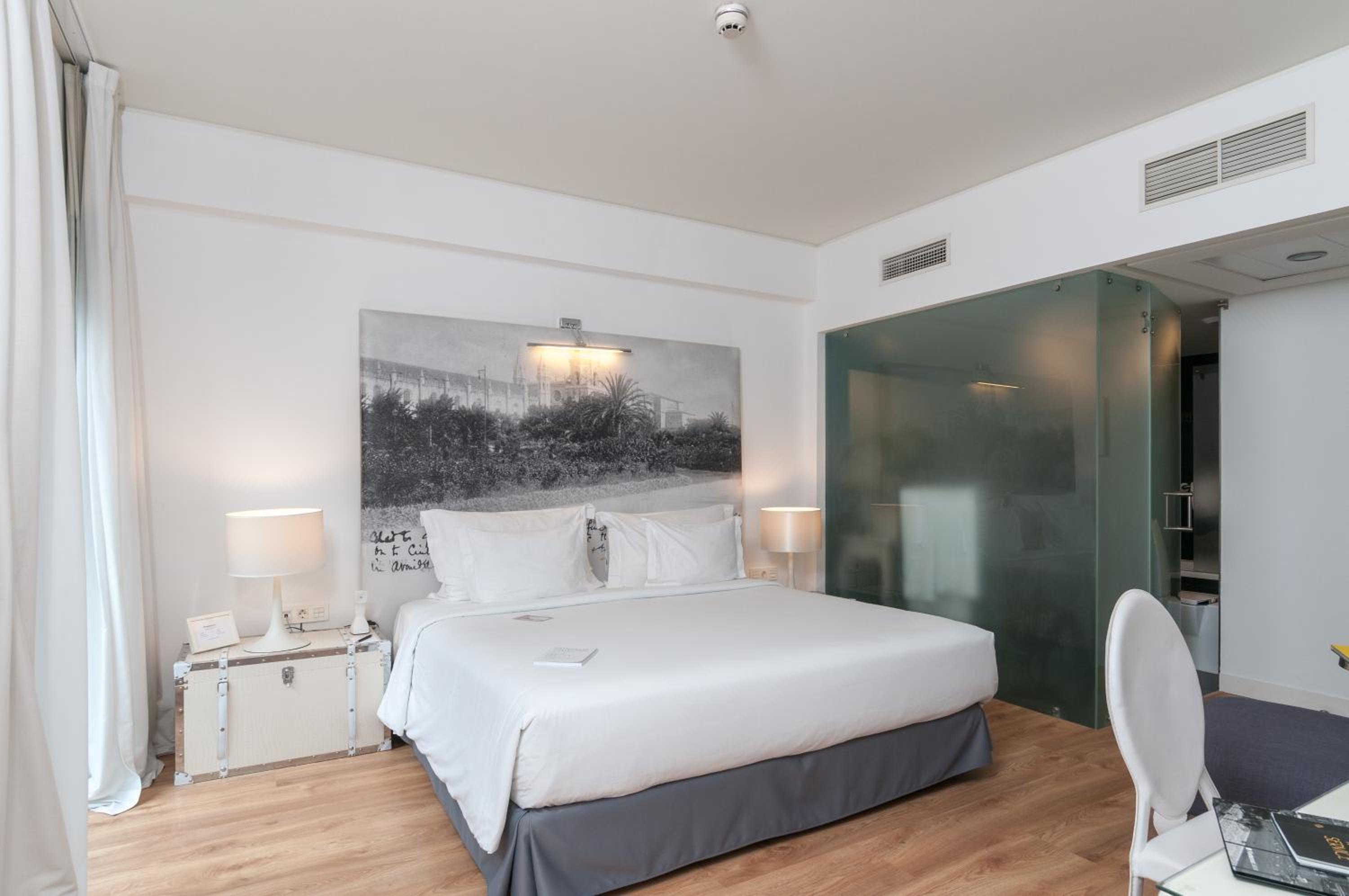 Deluxe Room with Balcony - Photo 3