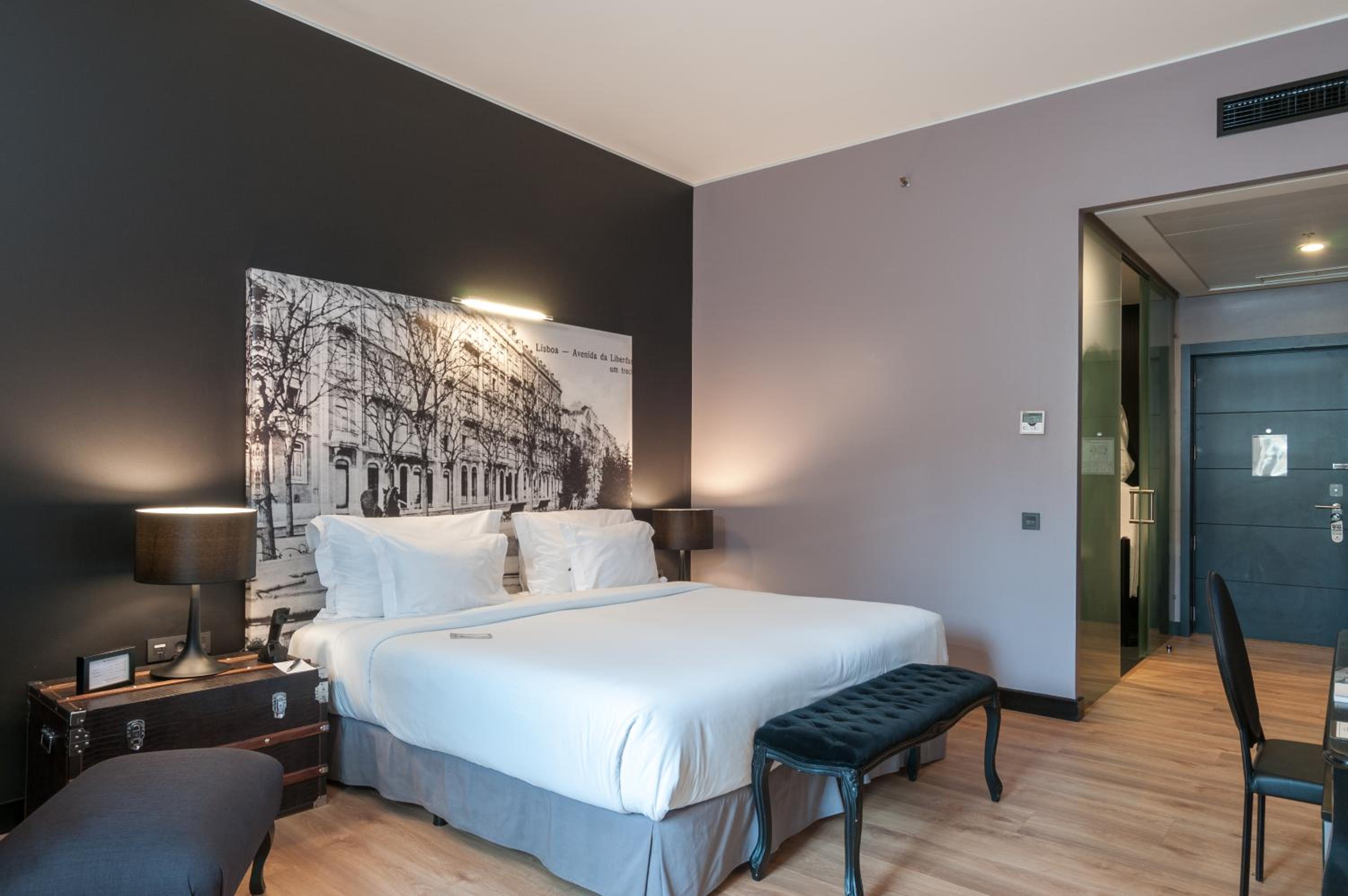 Deluxe Room with Balcony - Photo 2