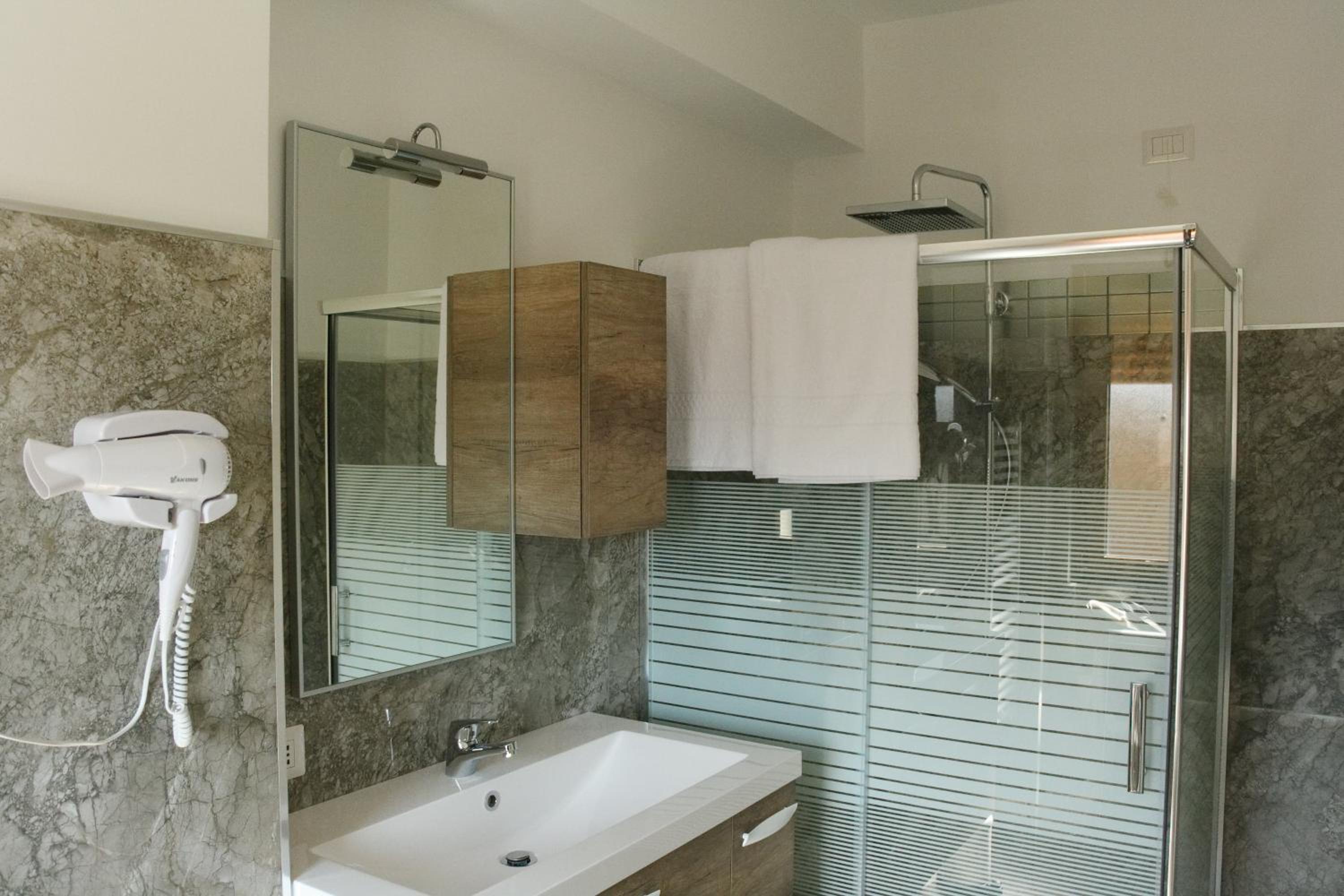Deluxe Double Room with Shower - Photo 12