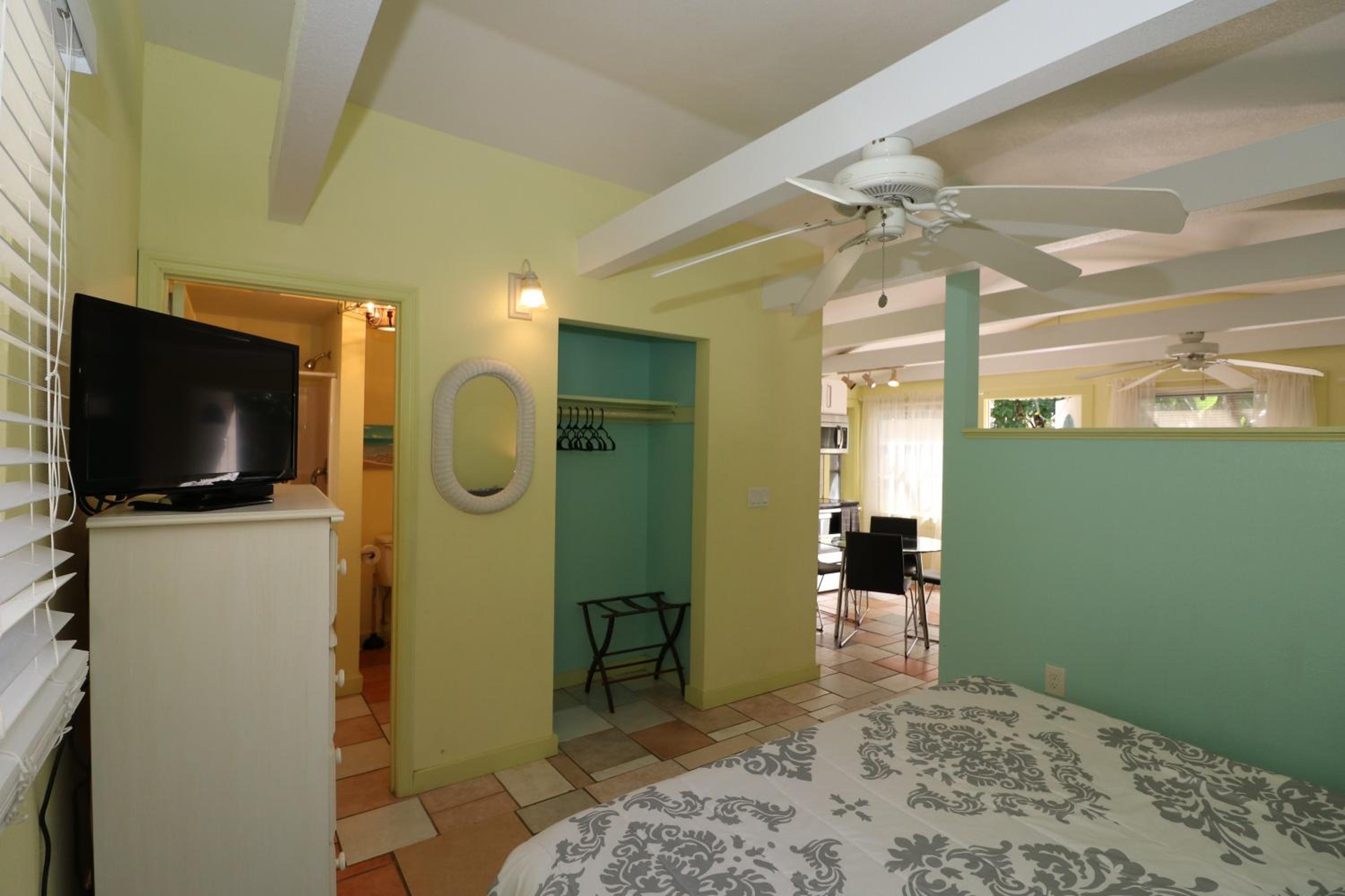 One-Bedroom Apartment photo 1