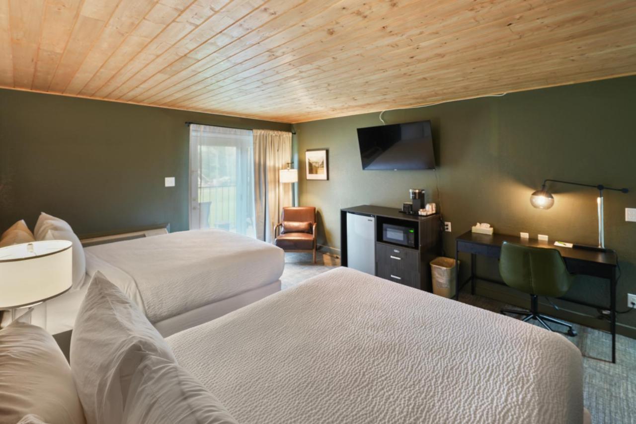 2 Queens + mountain Retreat room