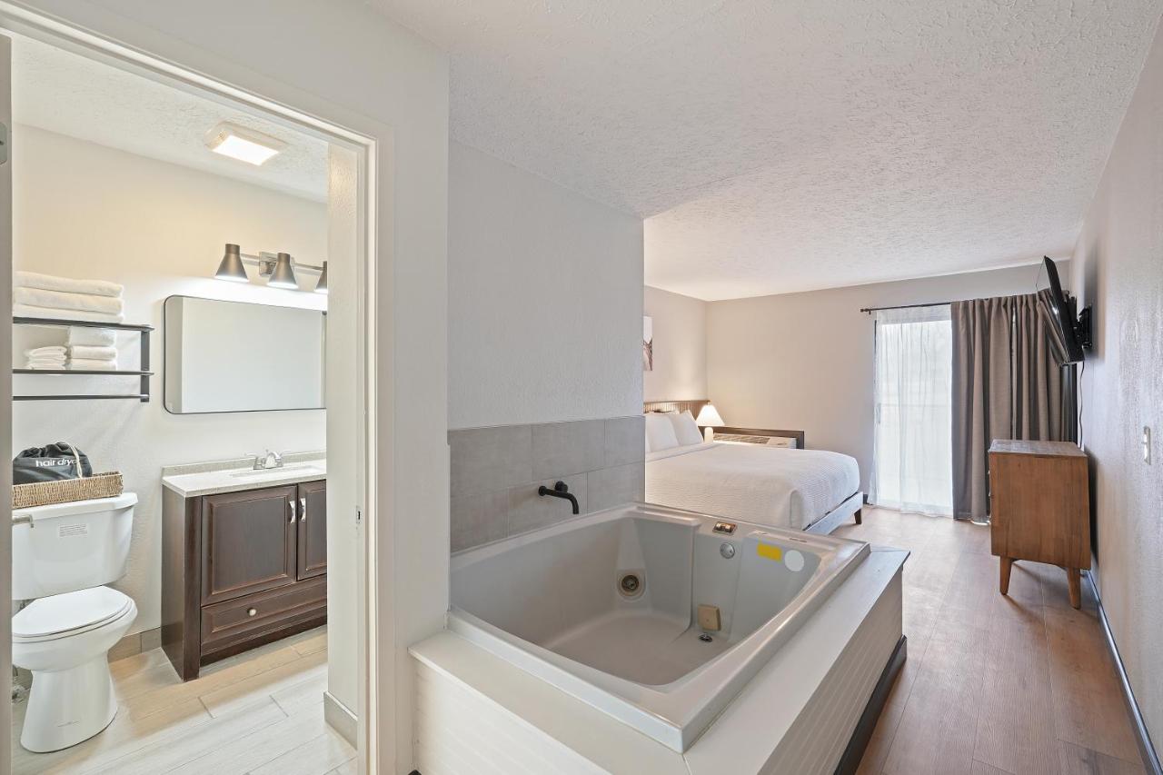 King suite: kitchenette, fireplace