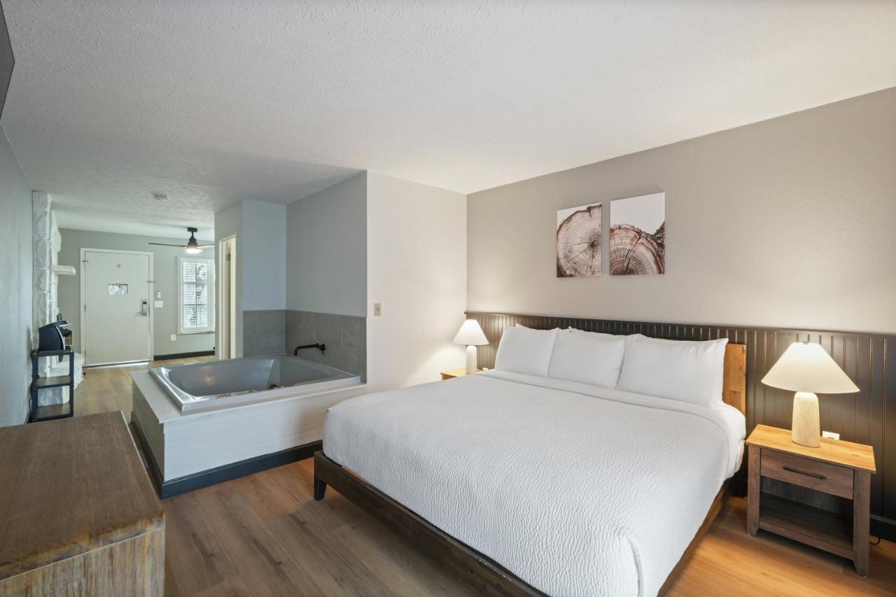 King suite W/ deluxe fireplace