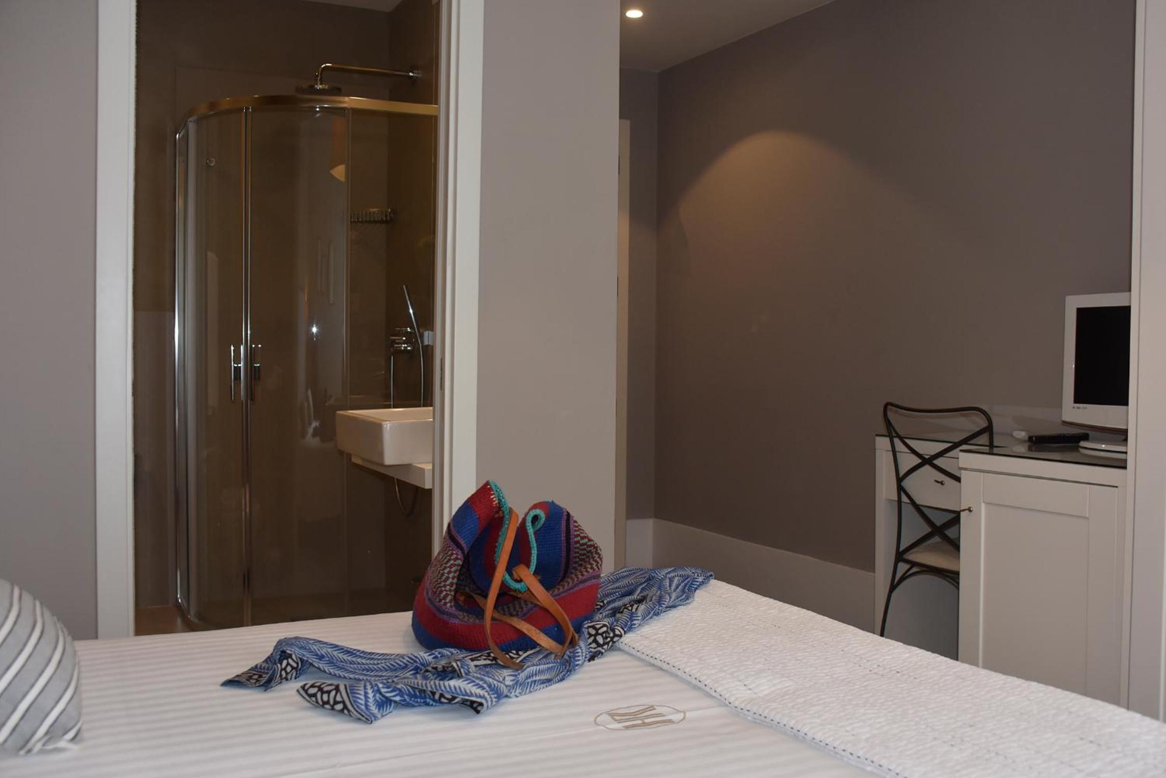Comfort Double Room with Balcony and Side Sea View - Photo 2