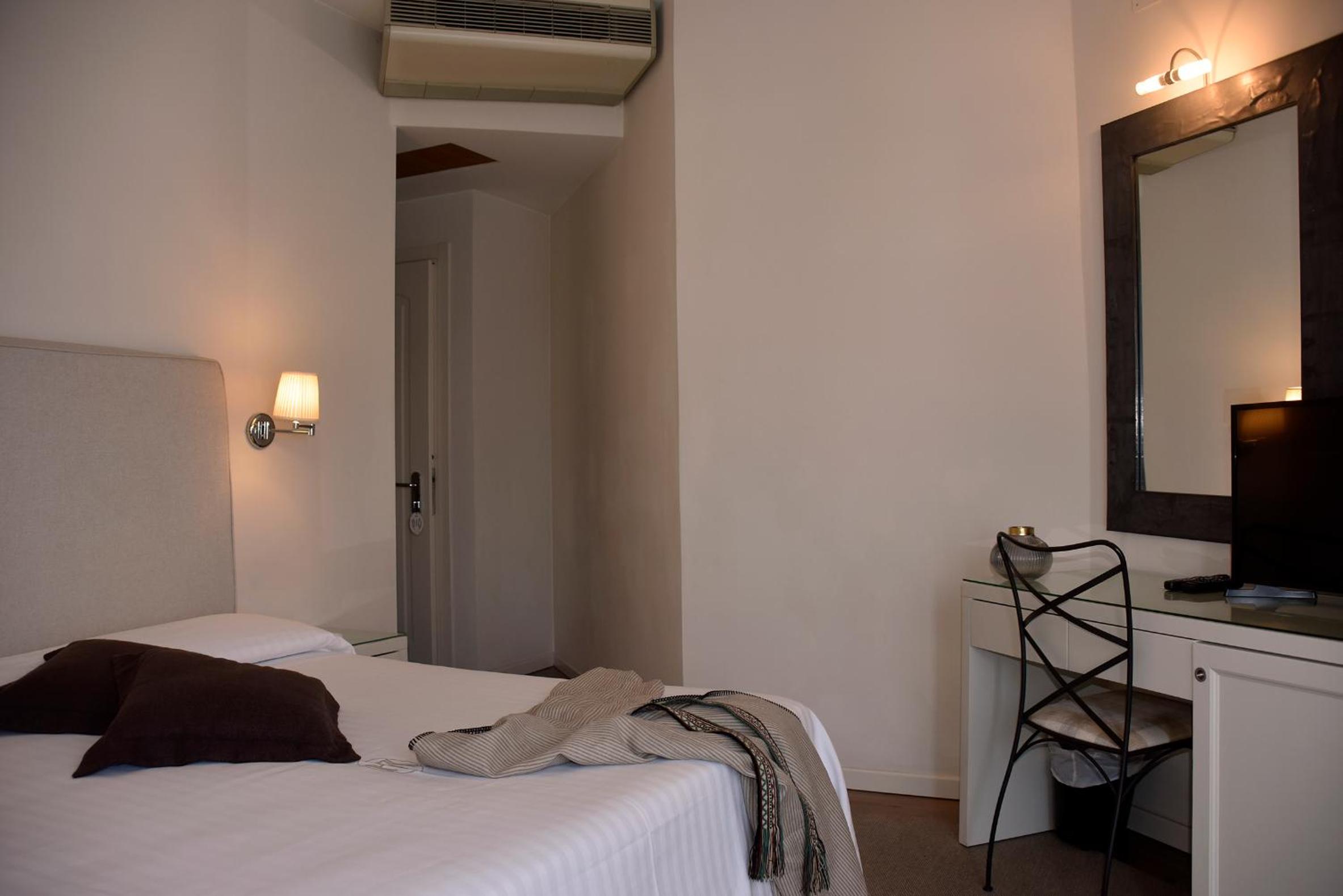 Superior Double Room with Balcony - Photo 1