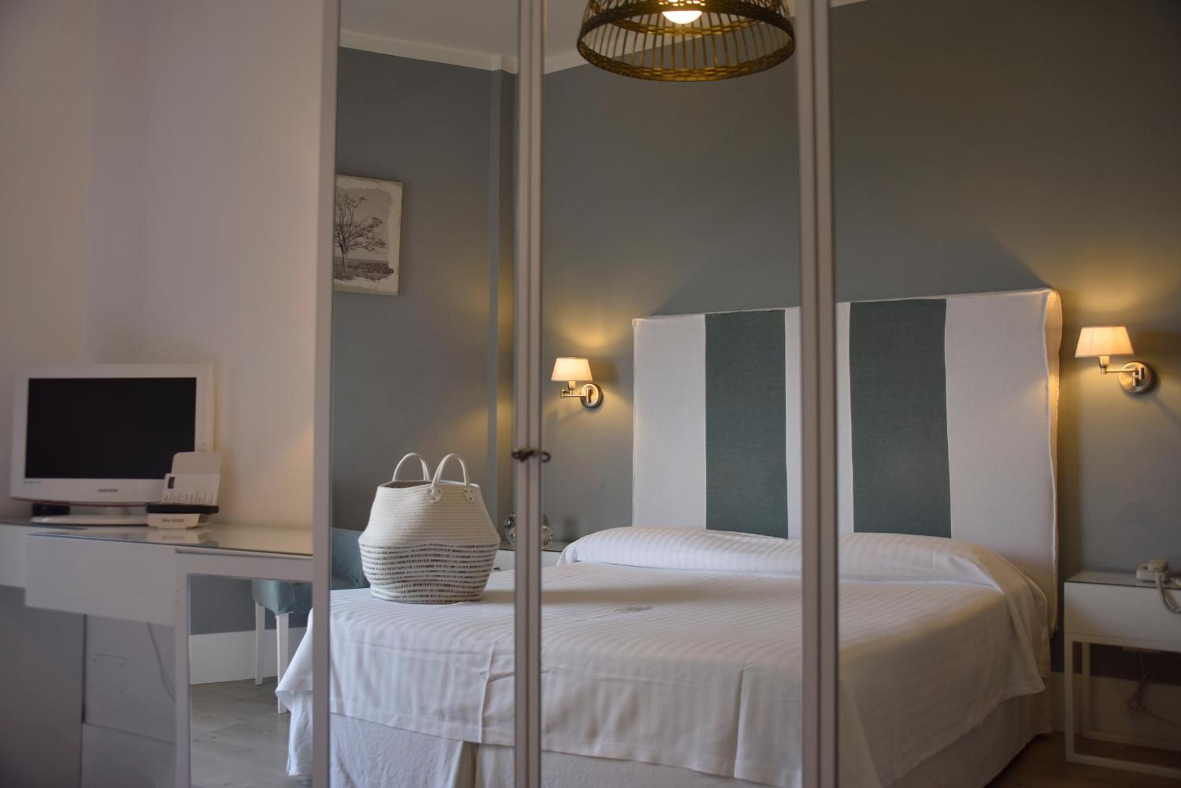 Comfort Double Room with Balcony and Side Sea View - Photo 3