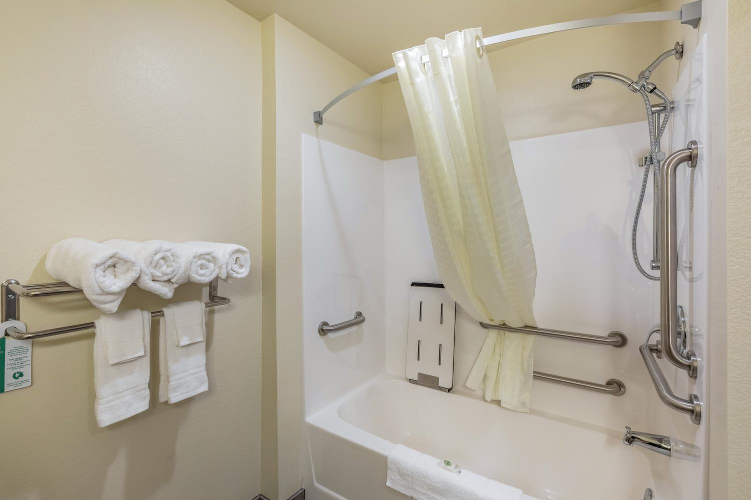 Queen Room - Disability Access photo 2