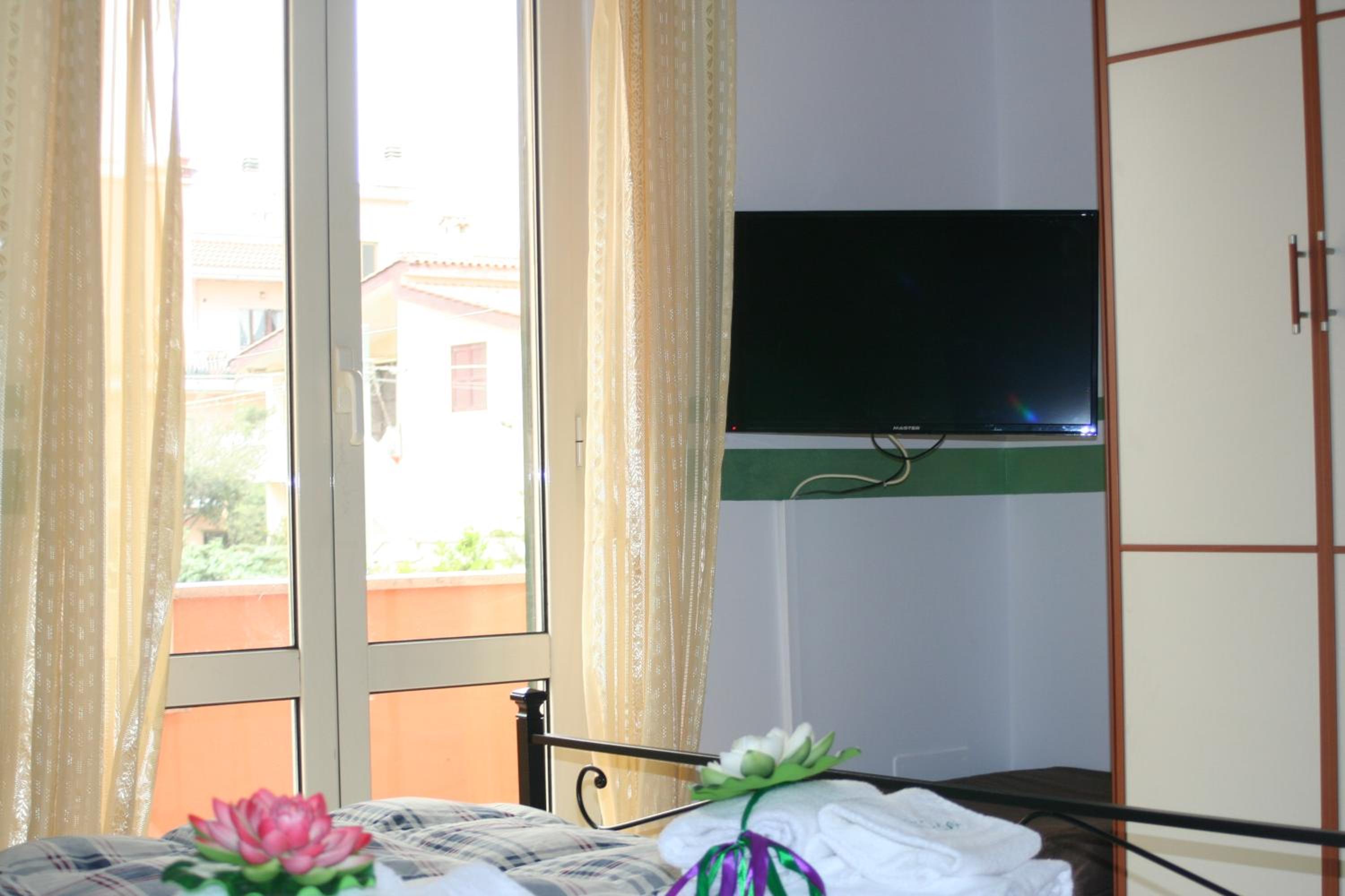 Large Double Room - Photo 13