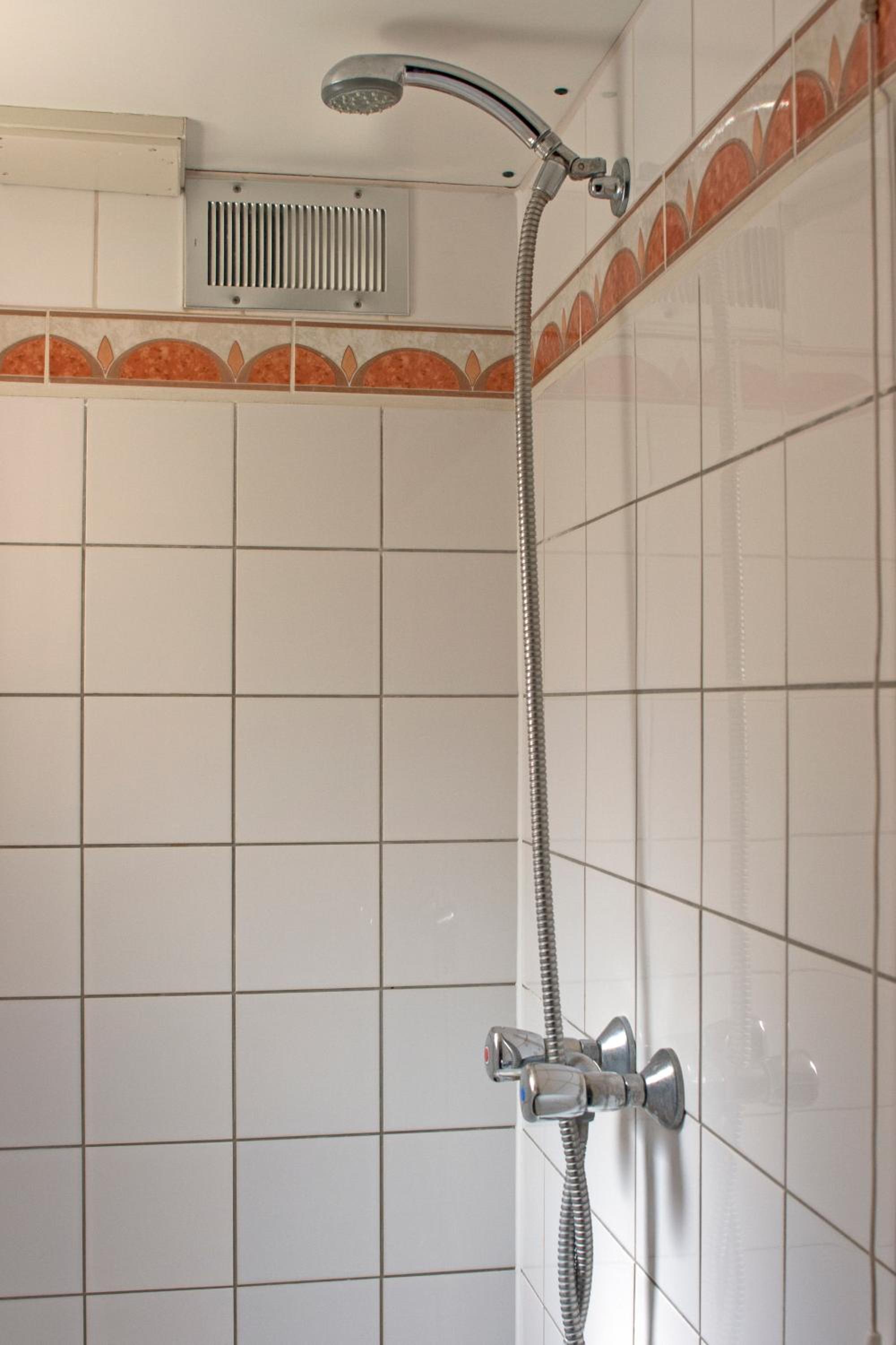 Quintuple Room with Shared Bathroom photo 2