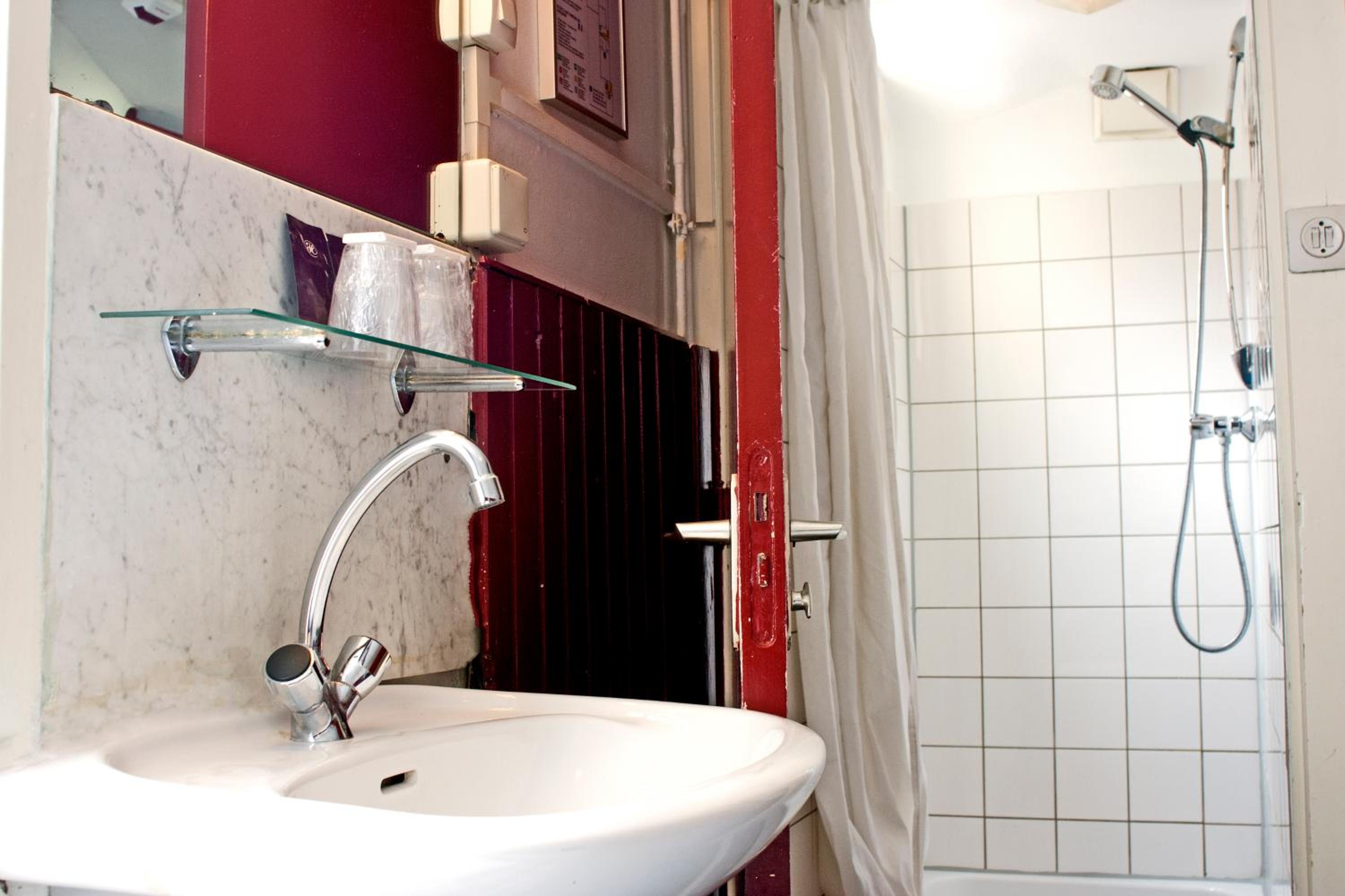 Basic Twin Room with Shared Bathroom photo 3