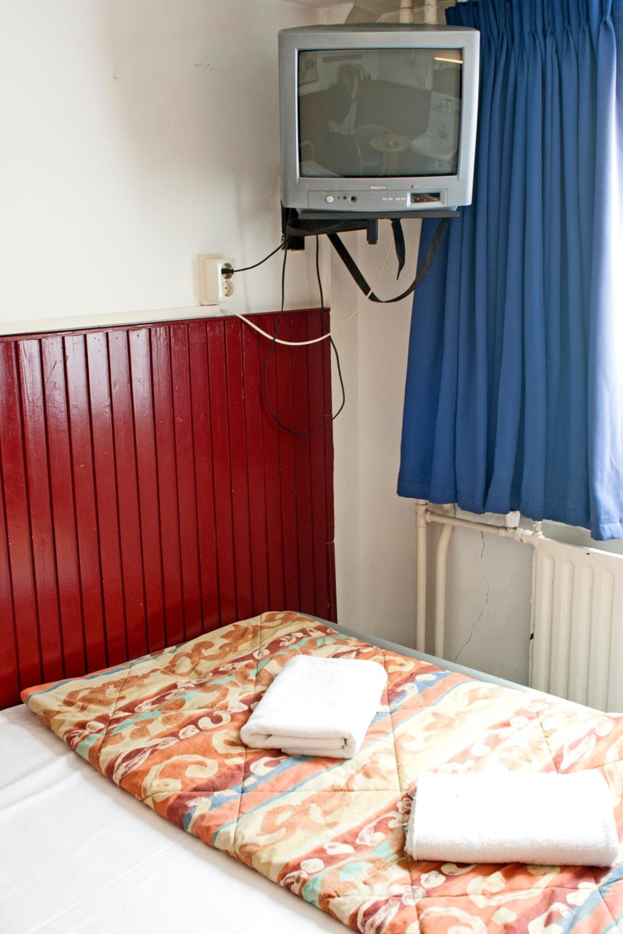 Basic Single Room with Shared Bathroom photo 3