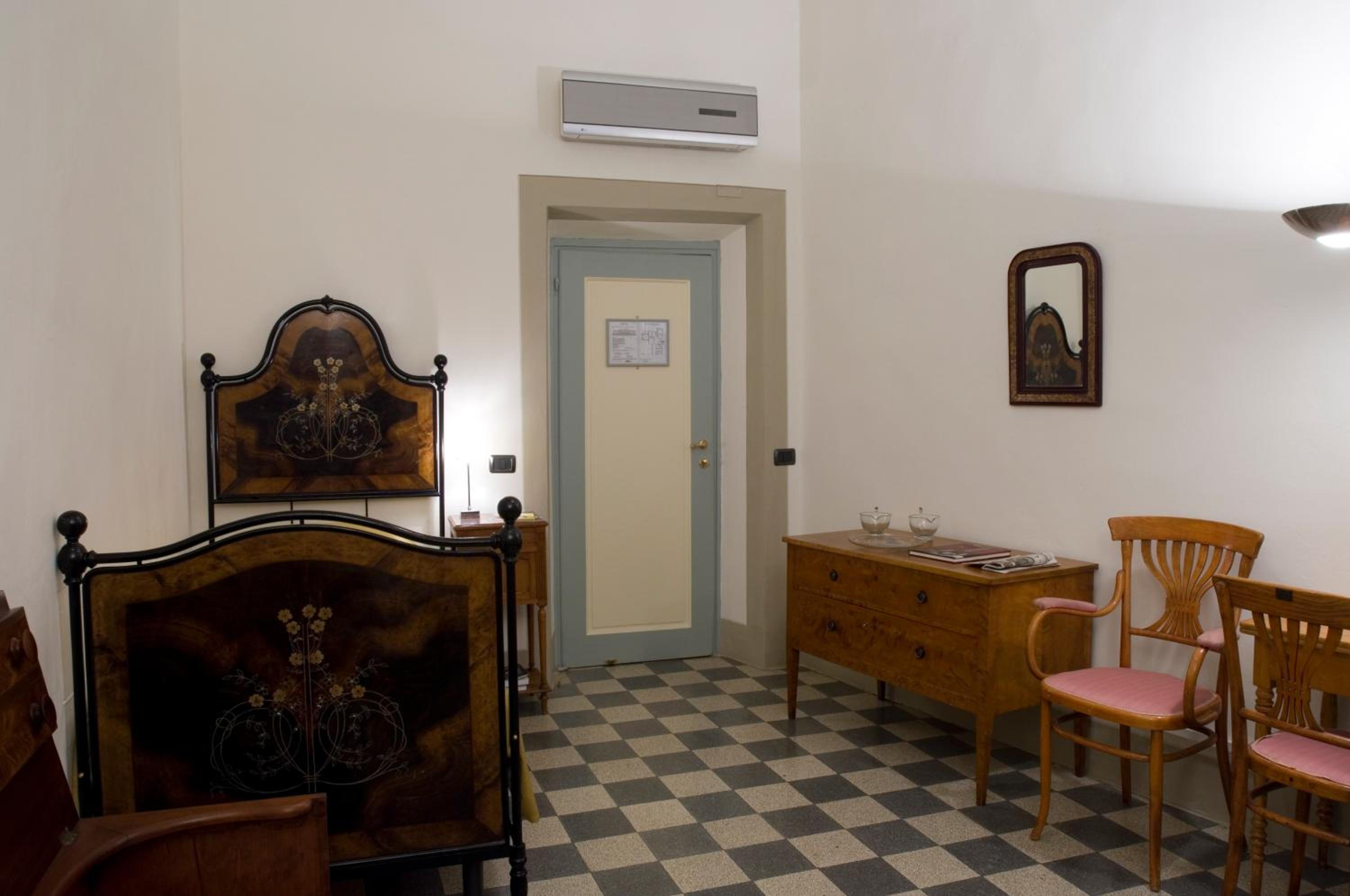 Single Room with Private External Bathroom photo 1