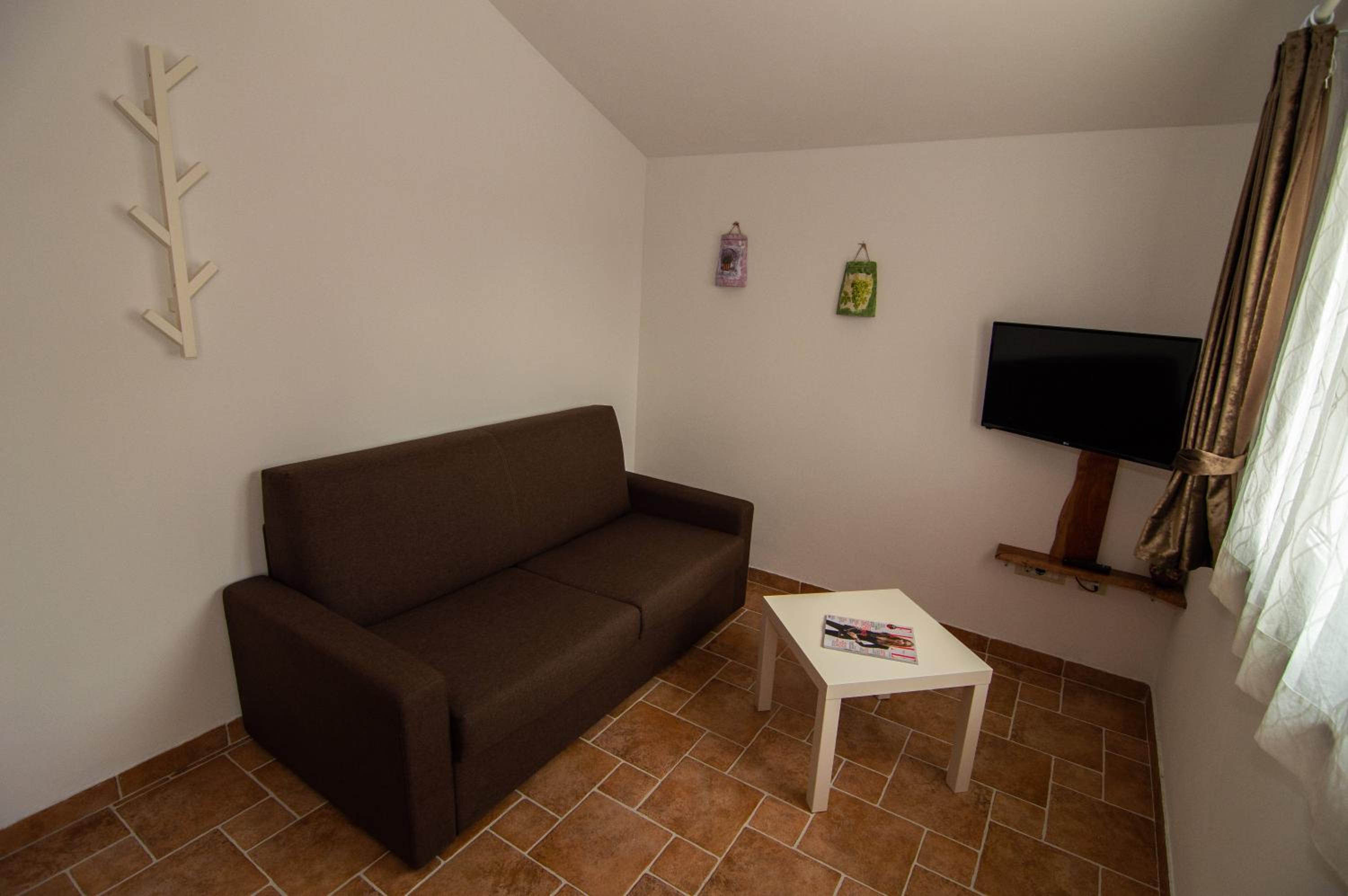 One-Bedroom Apartment photo 1