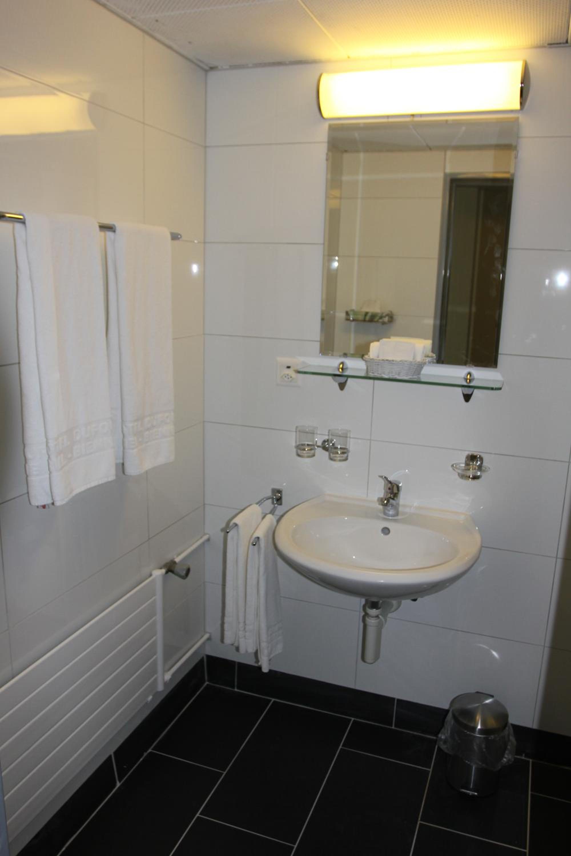 Standard Double Room - Photo 8