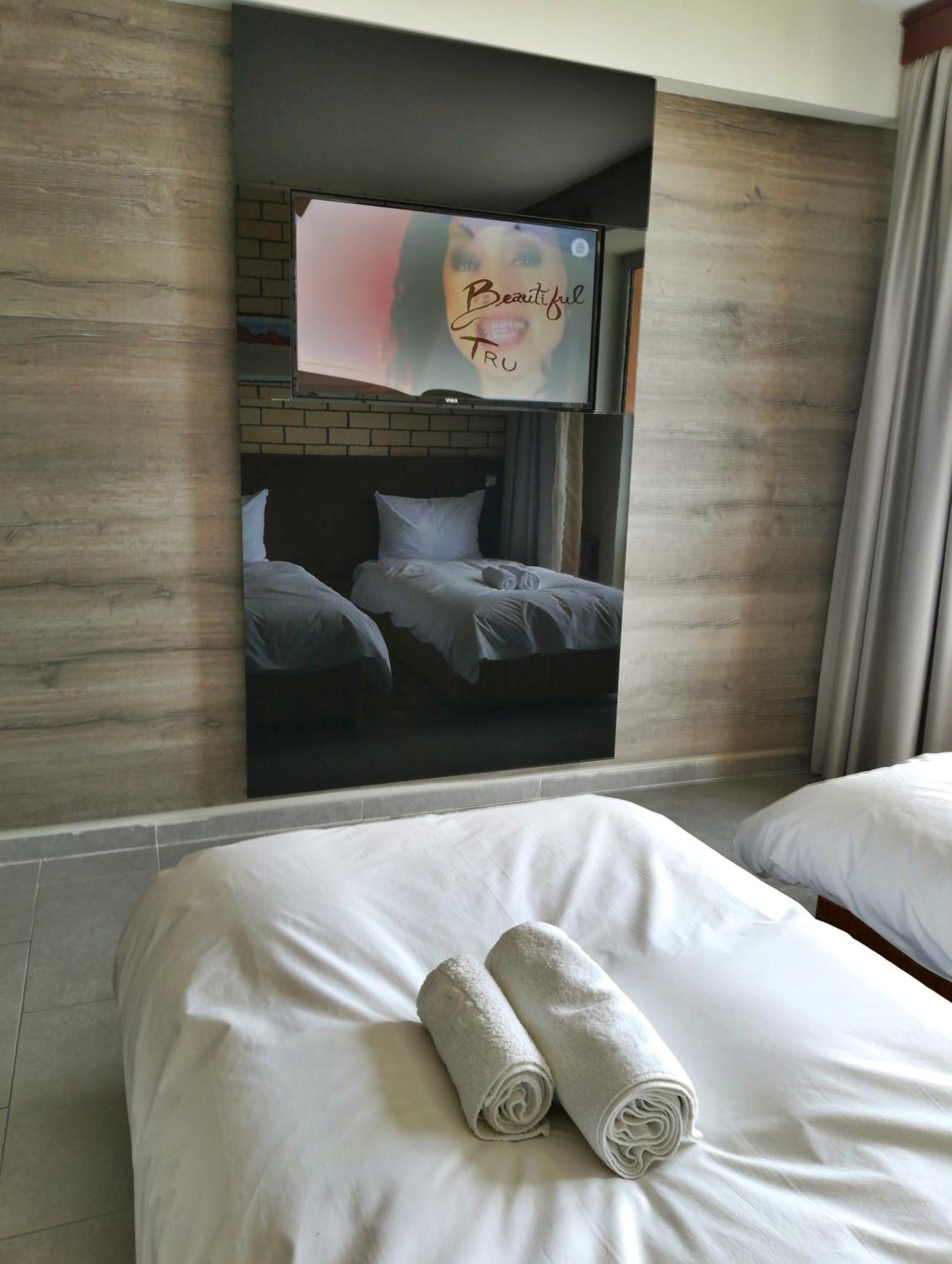 Double or Twin Room with Lake View - Photo 6