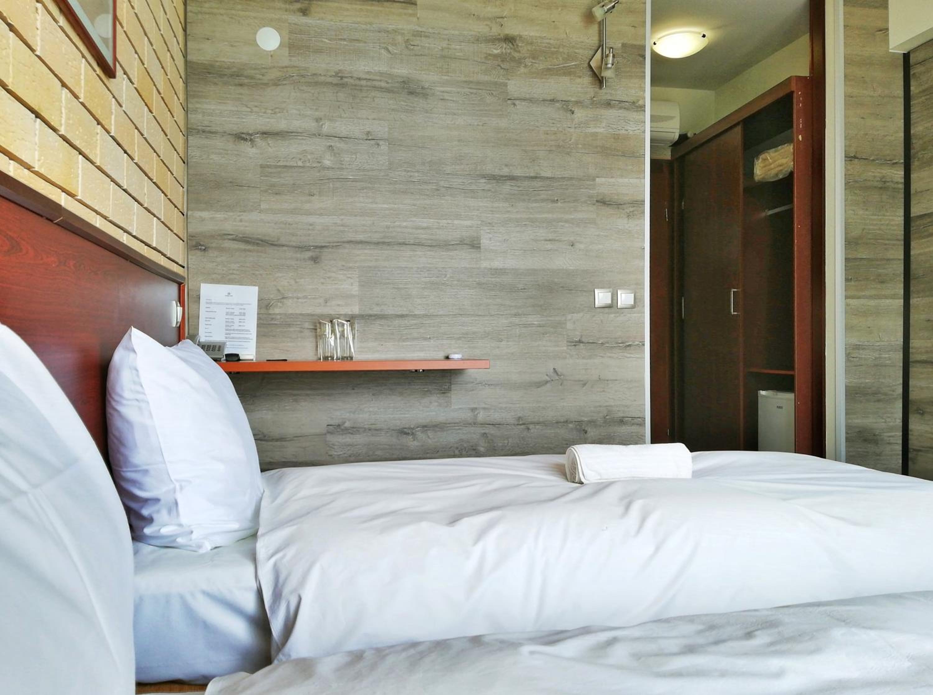 Double or Twin Room with Lake View - Photo 7