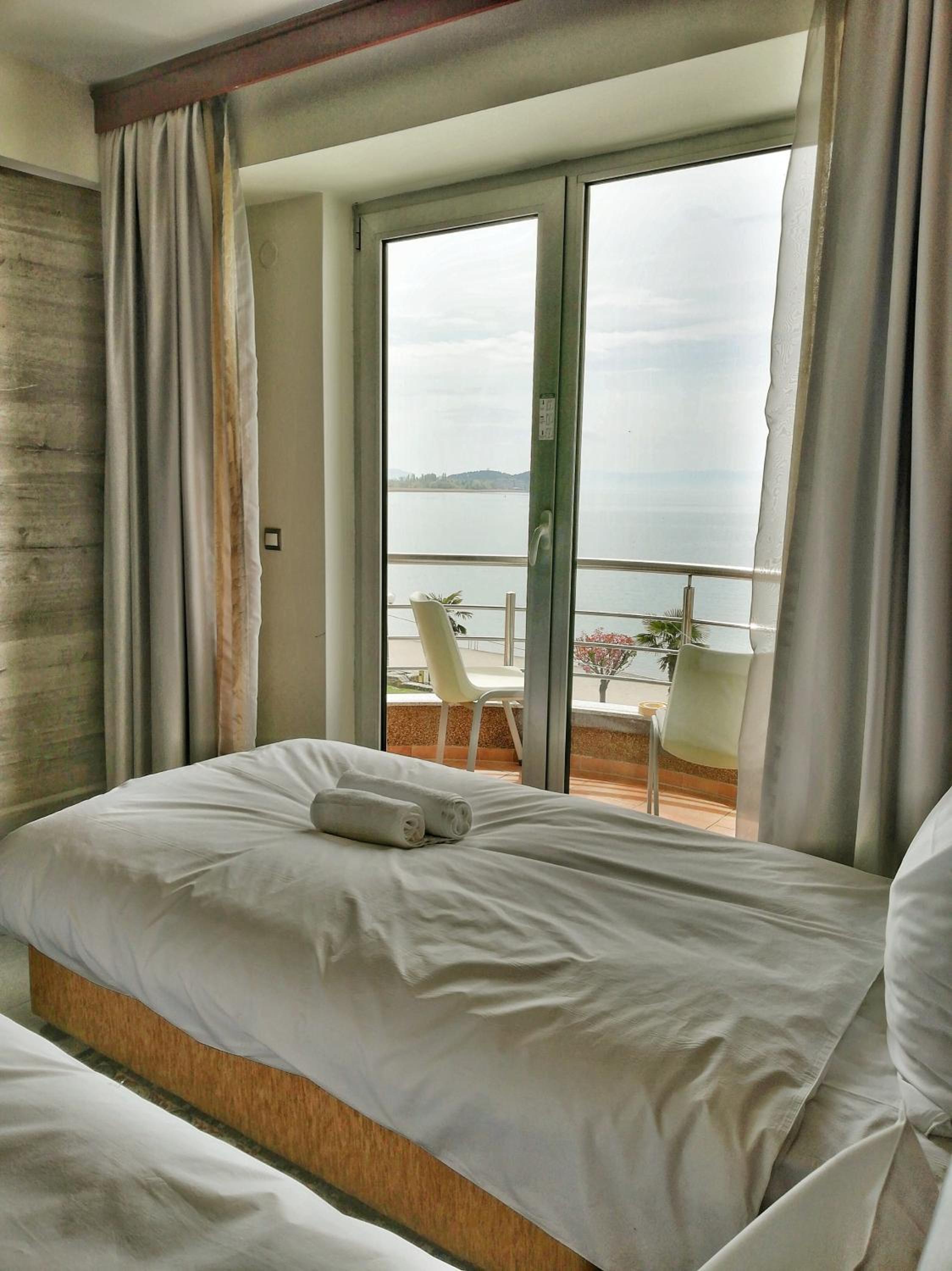 Double or Twin Room with Lake View - Photo 3
