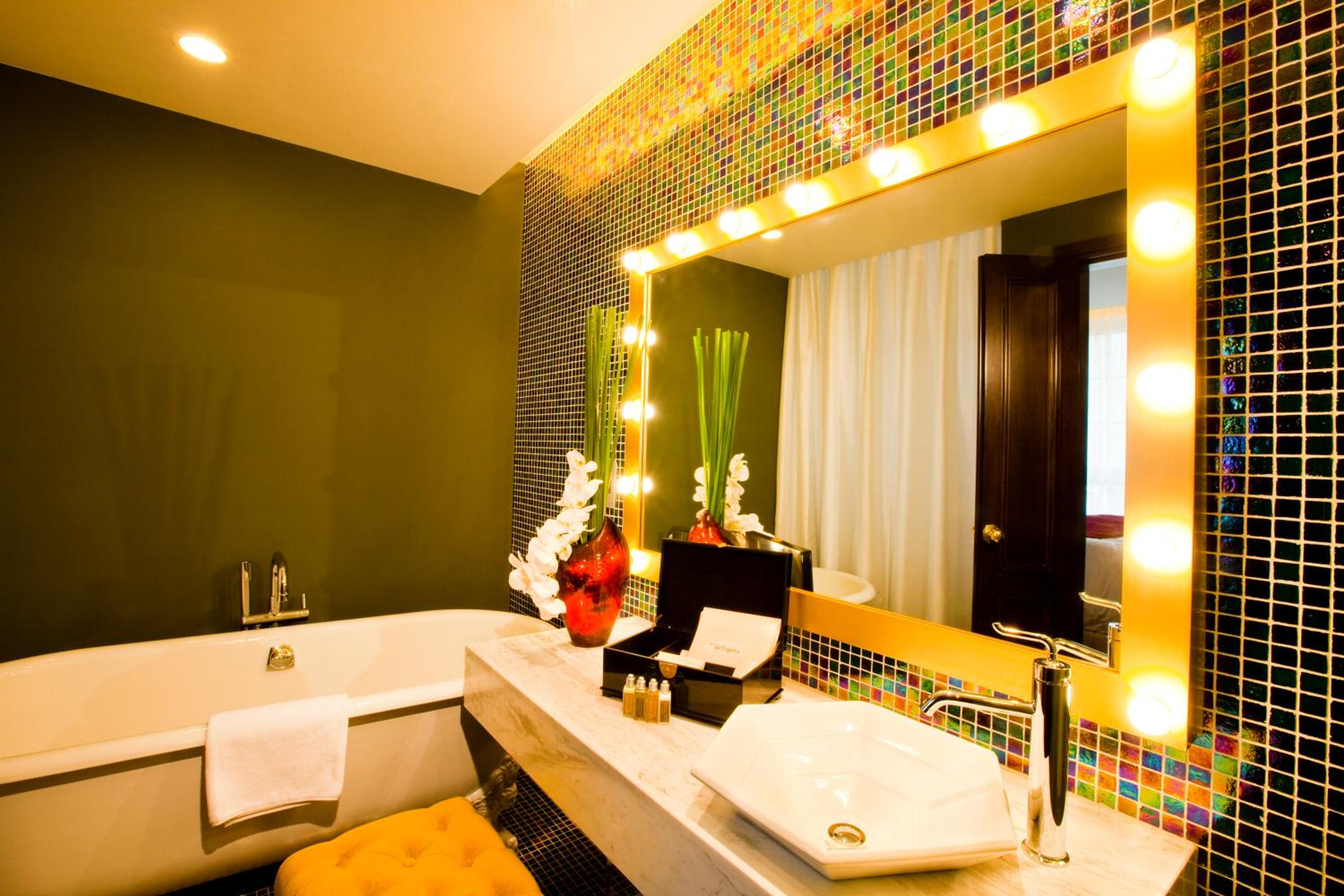 Junior King Suite with Opera House View photo 3