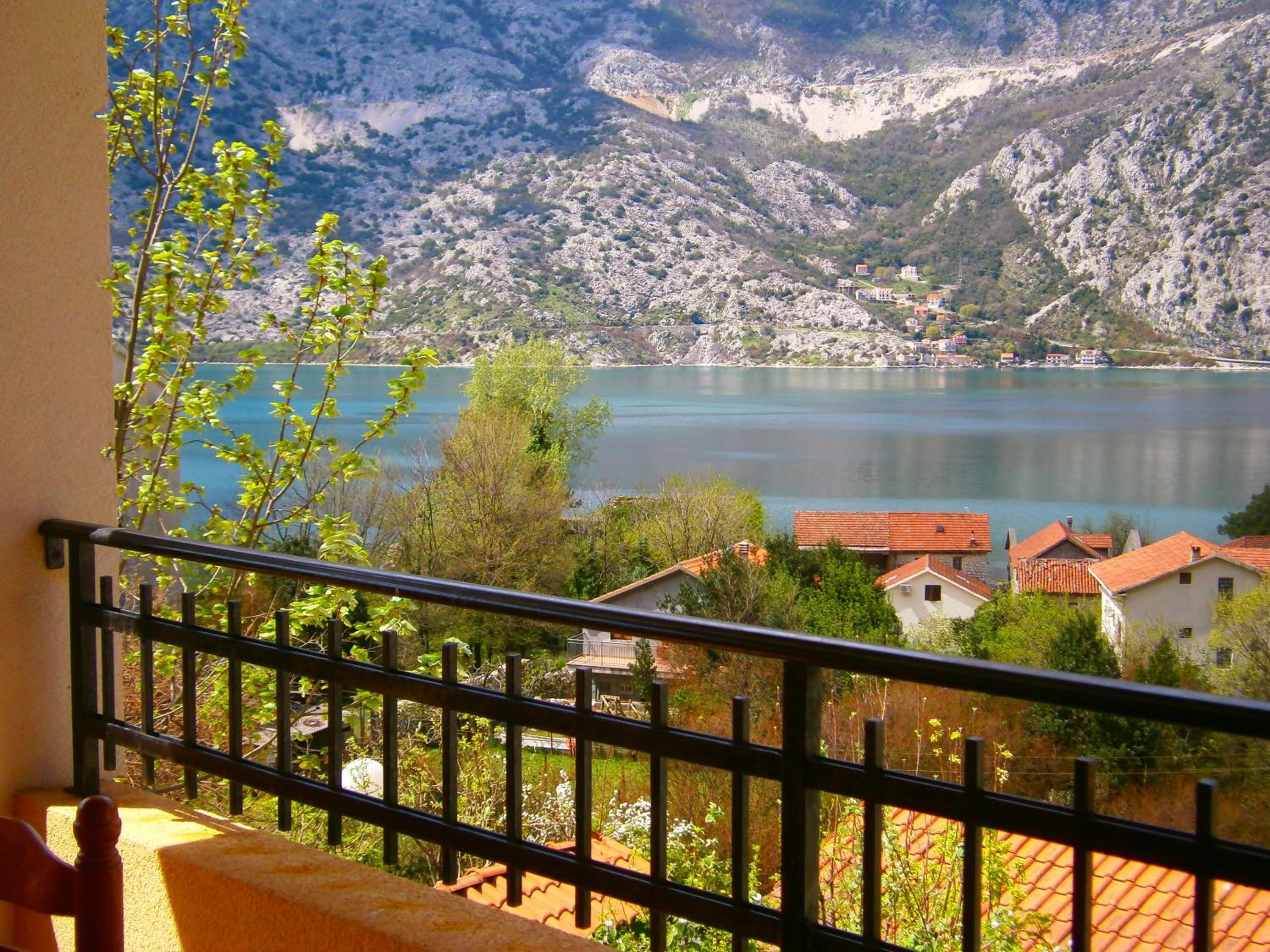 One-Bedroom Apartment with Balcony and Sea View photo 2