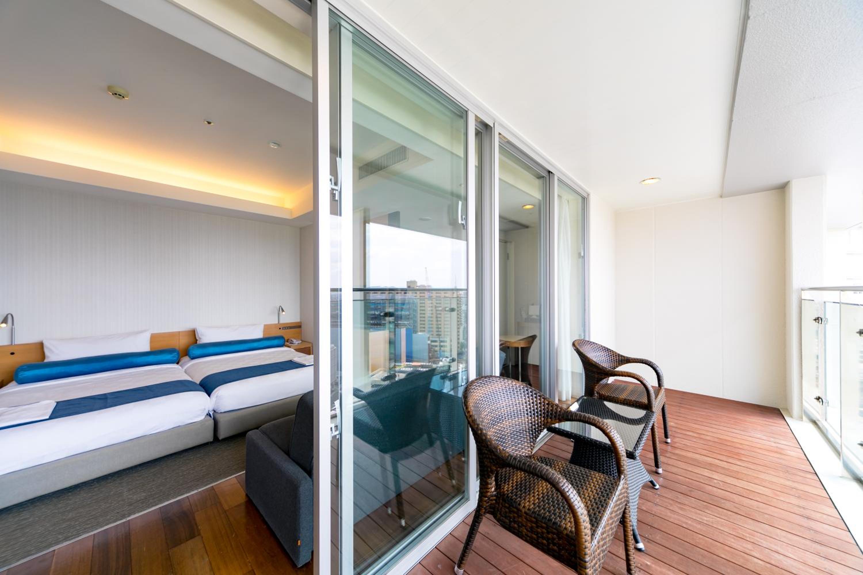 Twin Room with Sofa Bed and Balcony - Non-Smoking - Photo 20