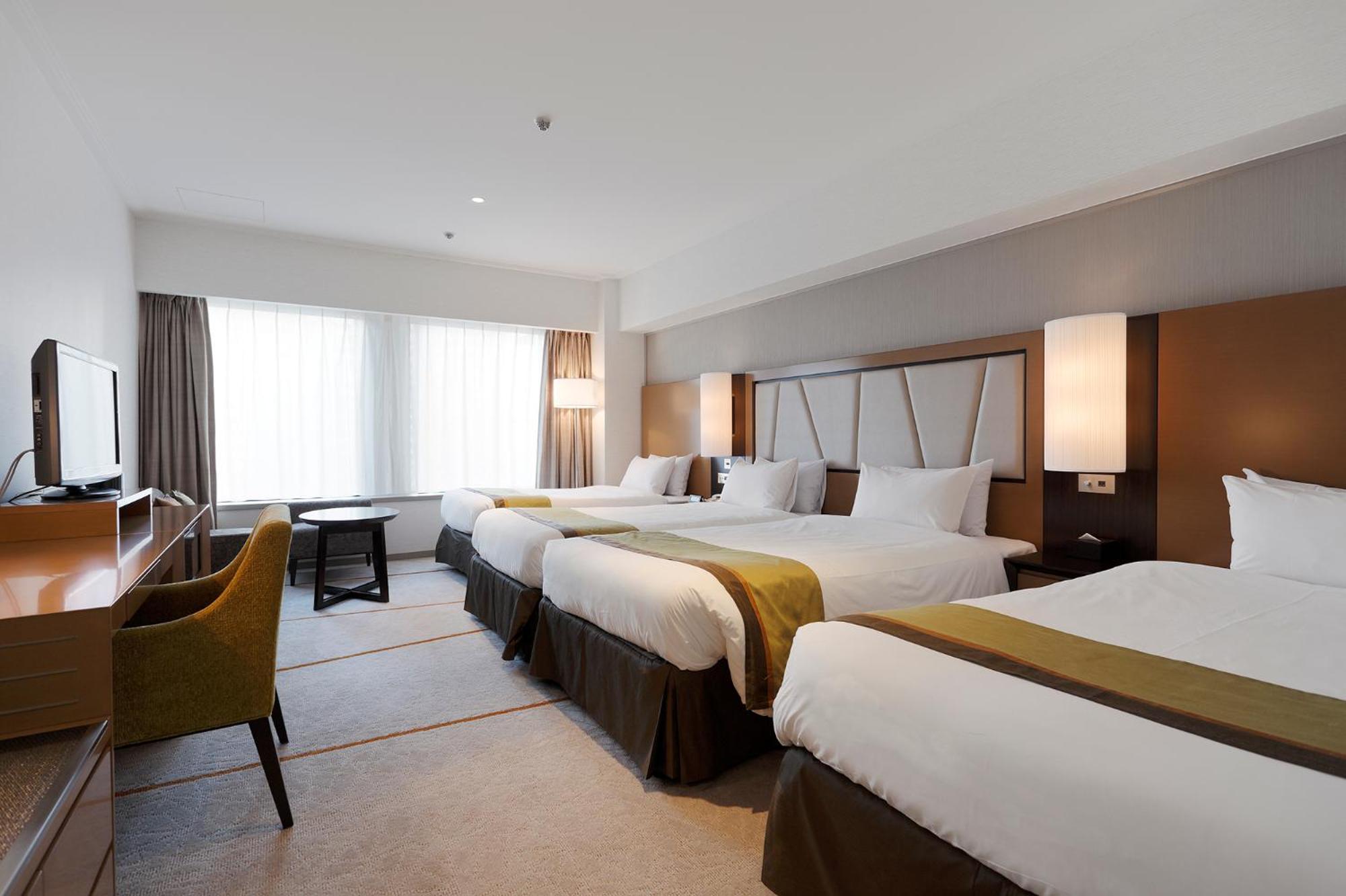 Plaza Deluxe in South Wing – Twin Room on High Floor – Non-Smoking Plaza Deluxe in South Wing – Twin Room on High Floor – Non-Smoking