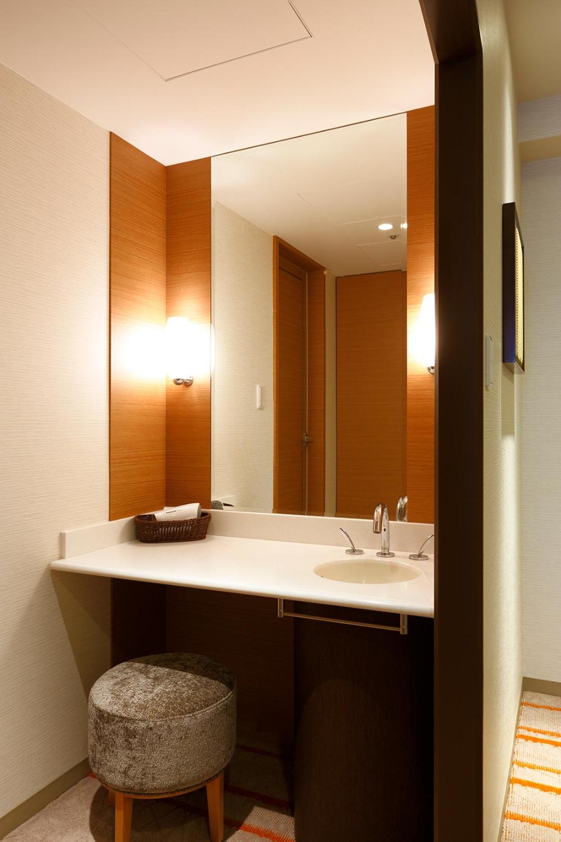 Plaza Deluxe in South Wing – Twin Room on High Floor – Non-Smoking Plaza Deluxe in South Wing – Twin Room on High Floor – Non-Smoking