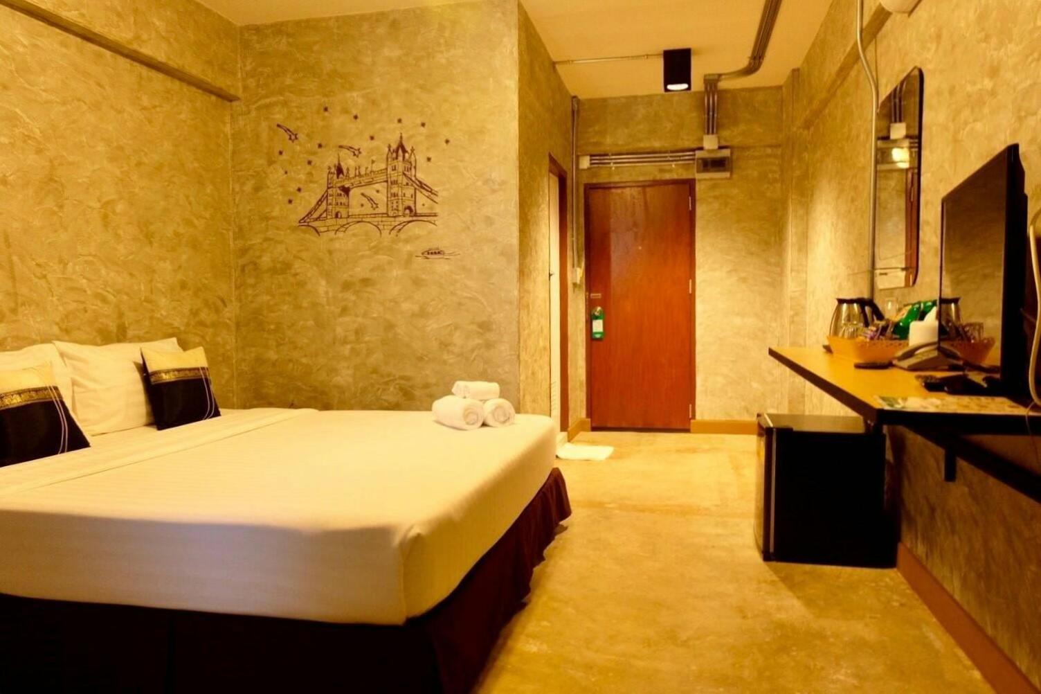 Deluxe King Room photo 2