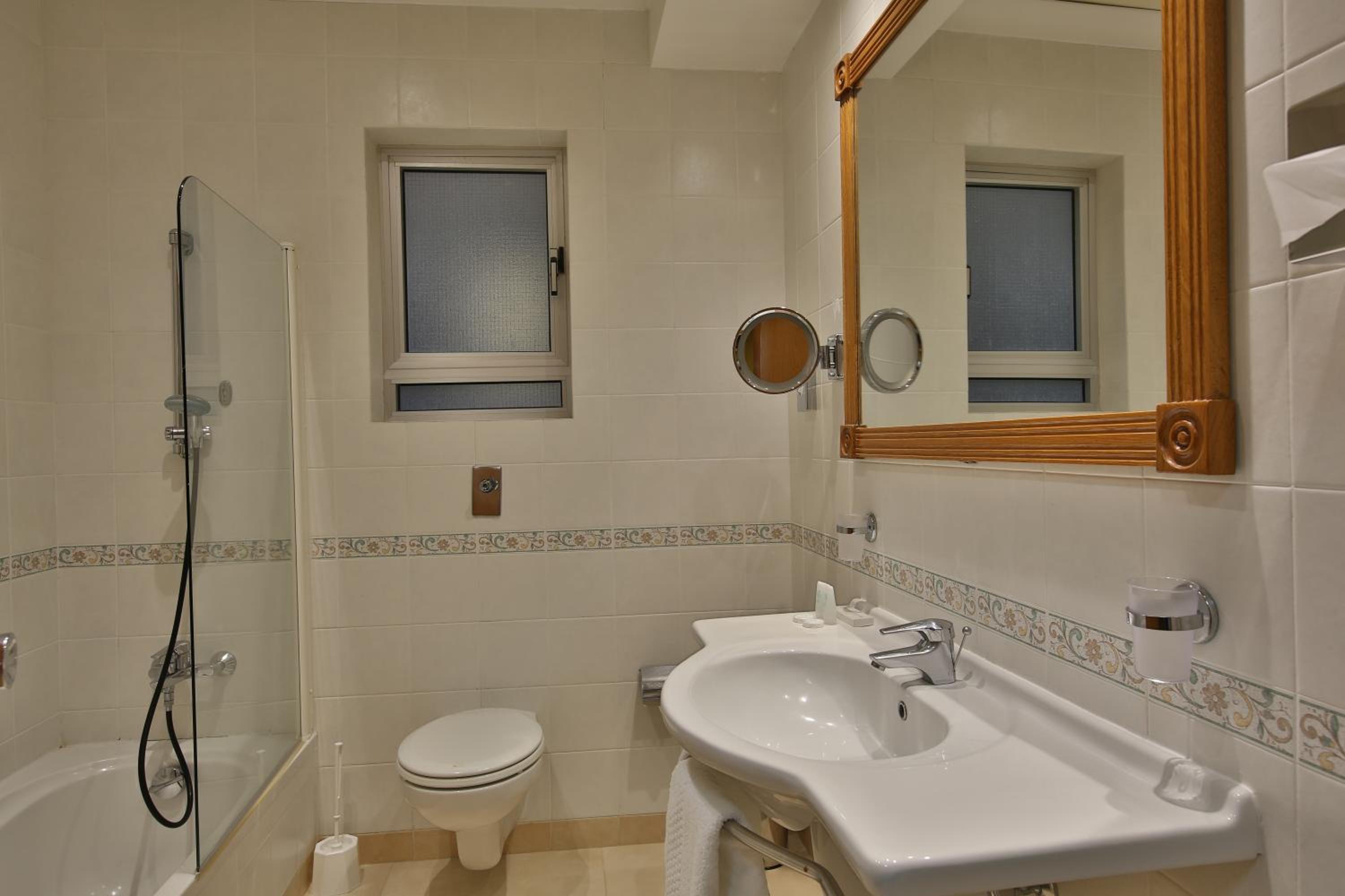 Double or Twin Room with Sea View South Facing - Photo 3